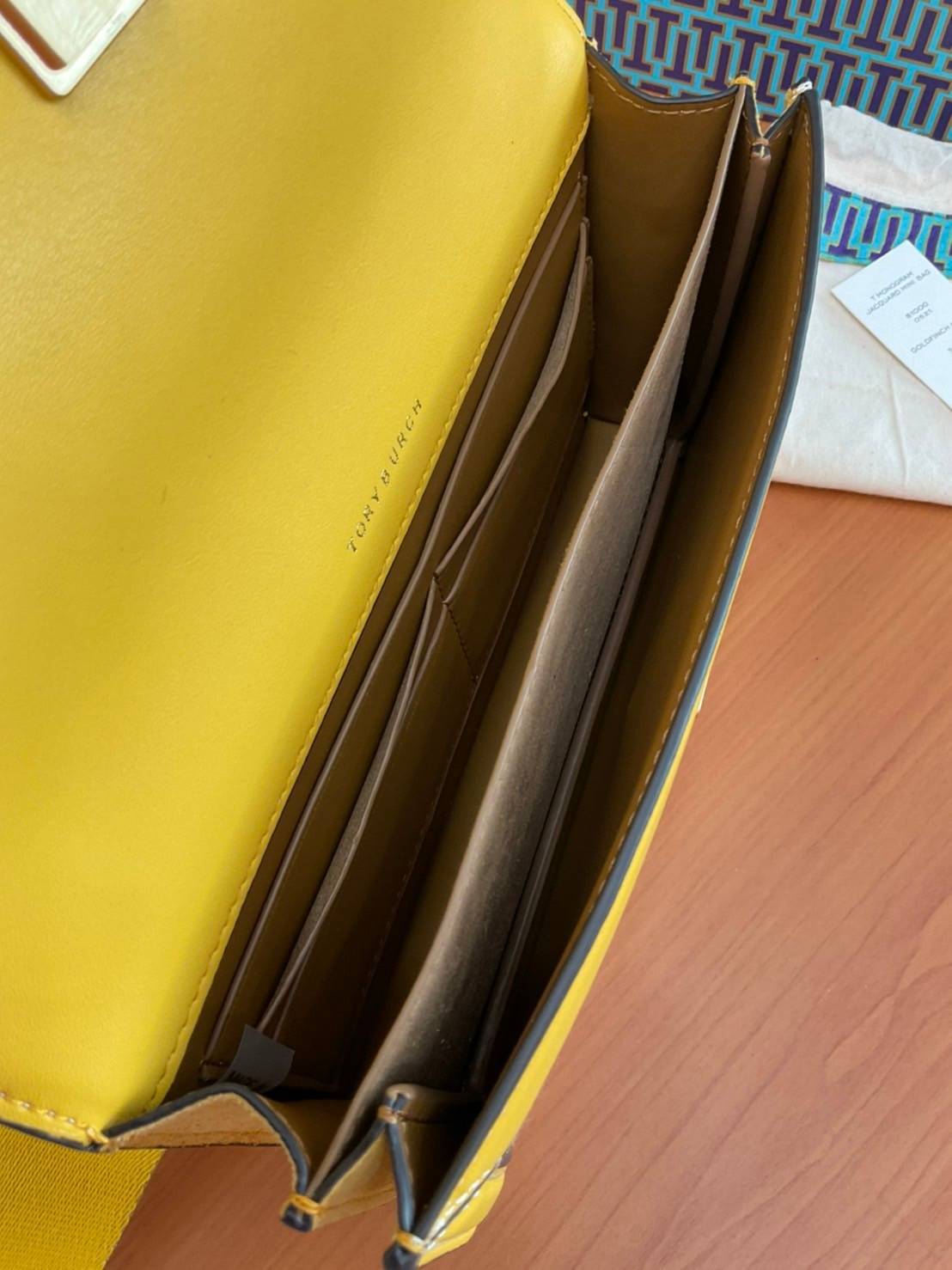 TORY BURCH 81000 MINI T MONOGRAM JACQUARD SHOULDER BAG คอลเลคชั่นฤดูใบไม้ผลิ 2021 กระเป๋าสะพายรุ่นใหม่จาก Tory Burch ดีไซน์สวยคลาสสิค แฝงไว้ด้วยความหรู ลวดลายผ้าแจ็คการ์ด T Monogram บนกระเป๋า Tory Burch นี้ เป็นการยกย่องให้กับงานควิลท์ชาวเพนซิลเวเนียดัตช์