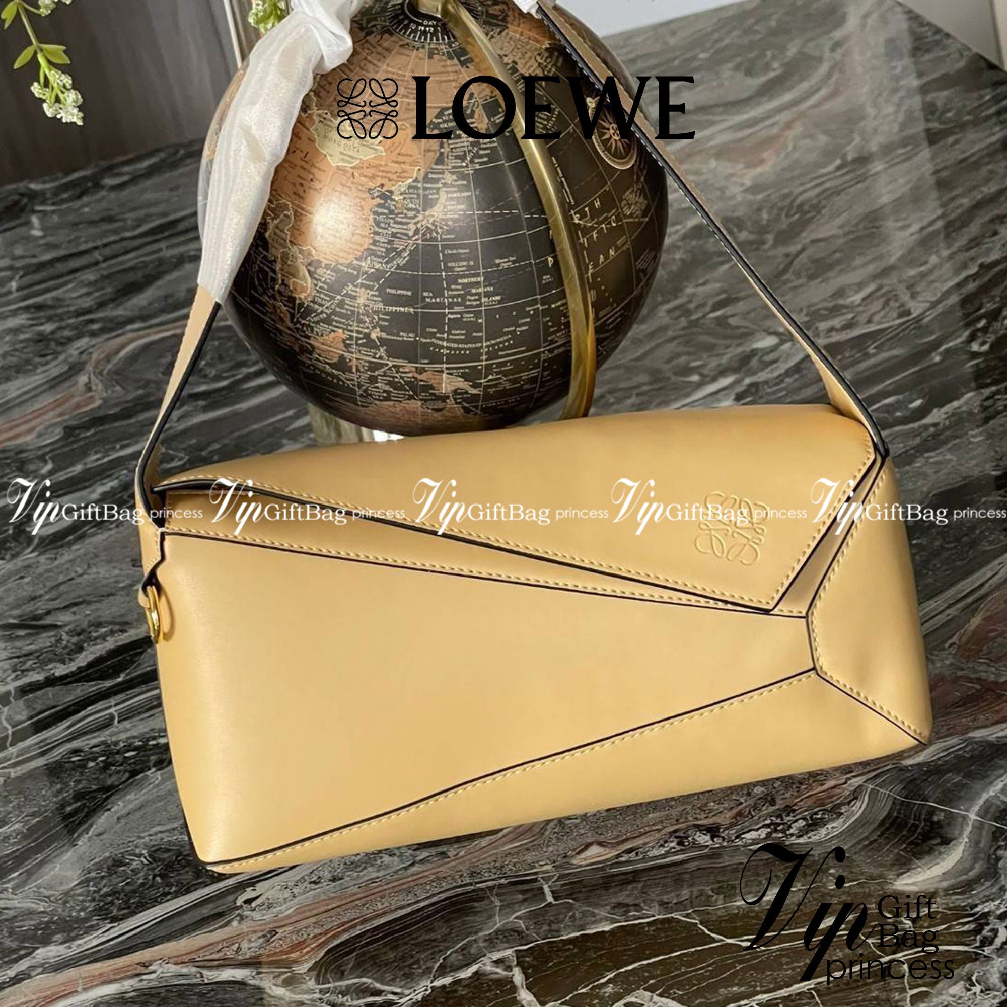 Loewe Puzzle Hobo bag กระเป๋ารุ่น Puzzle มีความพิเศษในหลายด้าน ไม่ว่าจะเป็นรูปทรงที่แปลกใหม่ มินิมอลด้วยโลโก้อนาแกรมแบบประทับ ดูหรู เป็นกระเป๋า Unisex ที่ไม่ว่าคุณจะเป็นผู้หญิงหรือผู้ชายก็ใช้งานได้ ลายกระเป๋าได้มาจากการนำหนังมาเย็บต่อกันทั้งหมด ถึงแม้ว่าข