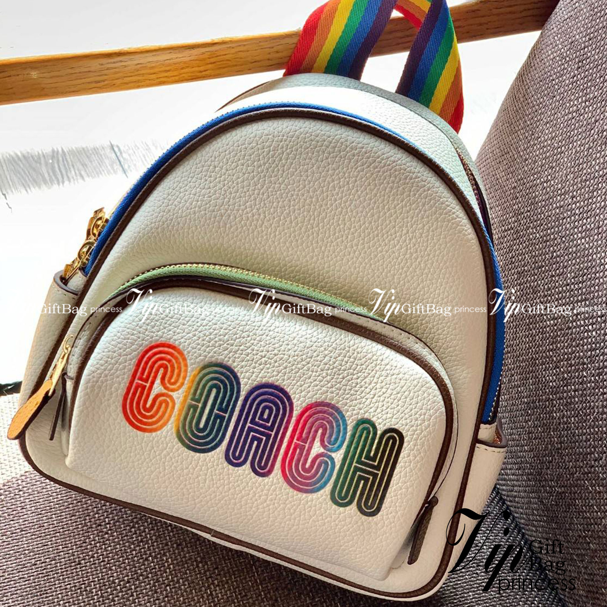 COACH MINI COURT BACKPACK WITH RAINBOW COACH ((CA624)) 🌈ต่อกันเลย สวยกันก่อน วางน้องไม่ลงเลยจริงๆค่าา😍 พร้อมส่ง! ยังไม่เข้าไทย กับกระเป๋าสะพายหลังแบบมีหูหิ้วในตัว บอกก่อนเลยว่าหนังของน้องทั้งนิ่ม ทั้งสวย อย่างดีเลยค่ะ