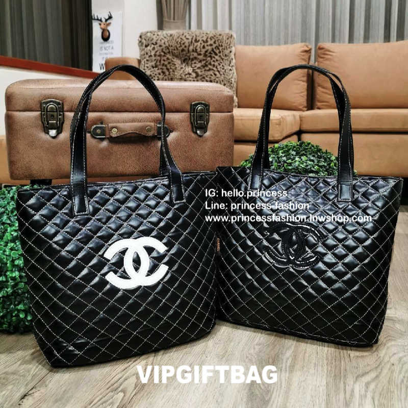 Chanel GWP Tote Bag กระเป๋าสะพายทรง Tote VIP Gift With Purchase (GWP) Limited Edition พรีเมี่ยมกิ้ฟของแท้รุ่นใหม่ล่าสุดจาก Chanel Cosmetic Counter วัสดุหนังนิ่มเรียบลายตารางอยู่ทรงสวยด้านหน้ามีโลโก้แบรนด์ ขนาดกำลังดี เปิดปิดด้วยกระดุมแม่เหล็ก ภายในโล่งกว้
