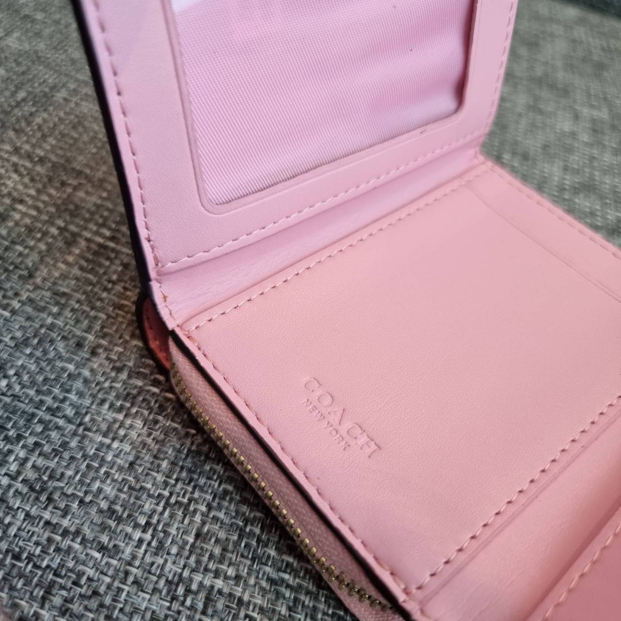OUTLET 】COACH F41302 SMALL TRIFOLD WALLET IN SIGNATURE CANVAS สวยคลาสสิค พกพาง่าย ใบเล็กน่ารักน่าใช้ ต้องยกให้ใบนี้จ้า 💗💋 ตอบโจทย์คนชอบพกน้อยที่สุด!! กระเป๋าสตางค์ใบสั้นหนังแคนวาสเคลือบคุณภาพดี ภายในเป็นหนังแท้ ใส่บัตร ใส่ธนบัตรได้ทุกชนิด 