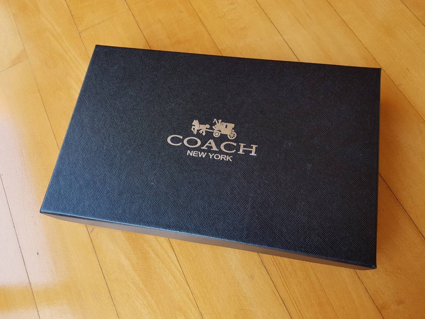 Coach Men's Belt Gift Set ชุดเข็มขัดสำหรับคุณผู้ชาย วัสดุหนังคุณภาพดี มีหัวเข็มขัด 2 แบบ เปลี่ยนใช้ได้หลายโอกาส ราคาสุดคุ้ม มาพร้อมกล่องจะมอบเป็นของขวัญ ในโอกาสพิเศษก็เหมาะค่ะ