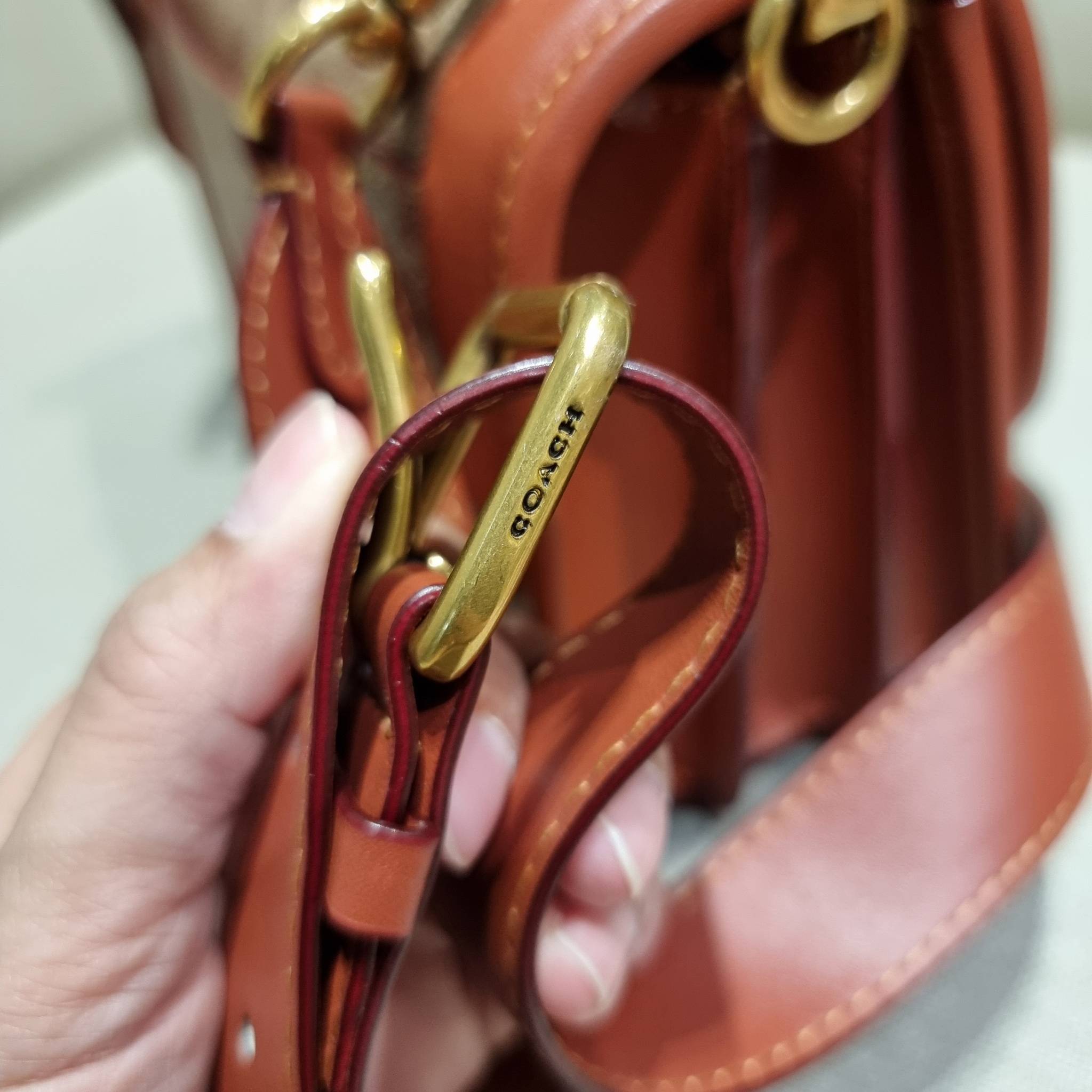 COACH C8449 HERO SHOULDER BAG / COACH C8450 HERO SHOULDER BAG IN SIGNATURE CANVAS ดีไซน์ใหม่ล่าสุด ที่มาพร้อมความหรูยกระดับ กระเป๋าถือ/สะพายข้าง ออกแบบทรงสวย คลาสสิค ขนาดกำลังพอดี ไม่ว่าจะถือ หรือสะพายสายครอส ก็ดูดีแบบไม่ต้องแต่งเติม วัสดุหนังแท้เต็มใบ ฝา