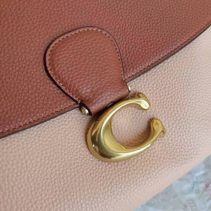 COACH Coated Canvas Signature May Shoulder Bag พร้อมส่งที่ไทย คัดงานคุณภาพ จัดเต็มมาให้ต่อนรับปีใหม่นี้ค่าา ✔️กระเป๋าหิ้ว//คล้องไหล่//สะพายข้างได้ ใบใหญ่ สุดคุ้ม! ✔️หนังแท้ชั้นดีที่สุด หนังหนานิ่ม รู้สึกได้ตอนสัมผัสค่ะ สวยมากๆ ✔️ด้านห