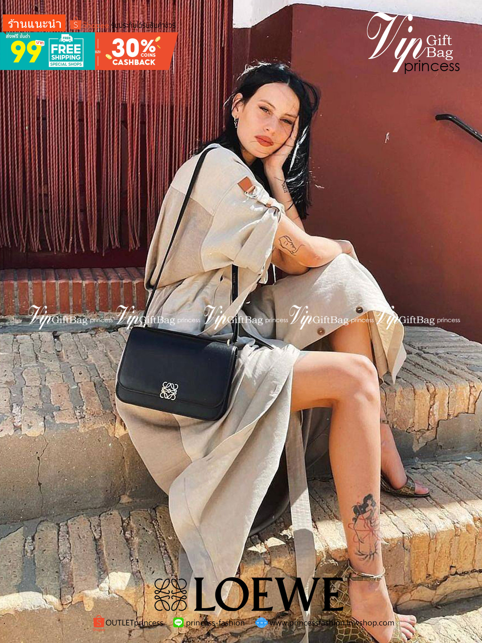 LOEWE CROSSBODYBAG VIP GIFT WITH PURCHASE (GWP) กระเป๋าสะพายพรีเมี่ยมกิ๊ฟ Limited Edition จากน้ำหอม LOEWE DUTY FREE วัสดุหนังแท้ Calf Leather หนังเรียบสวยอยู่ทรงดีไซน์สุดคลาสสิค เปิดปิดด้วยฝาปิดโลโก้แบรนด์อะไหล่ทองหรู ภายในมีช่องแบ่งหลายช่องแยกเป็นสัดส่วน