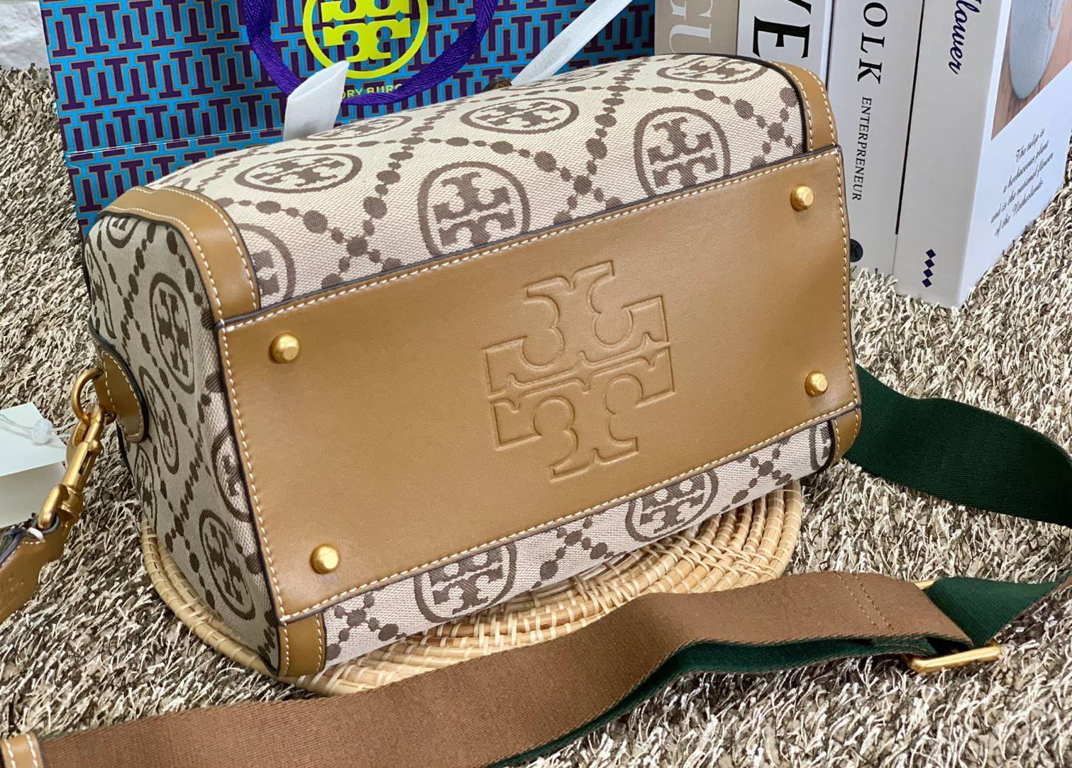 สวยก่อนใครแน่นอนค่ะนาทีนี้💋 💥รุ่นที่กำลังฮิตมากตอนนี้ของเหล่าคนดังใน ตปท.! TORY BURCH T MONOGRAM JACQUARD BARREL ((ใบใหญ่)) พร้อมส่งที่ไทยทันที! กระเป๋าทรงหมอนจาก Tory burch วัสดุ jacquardทอลายแบรด์+หนังแท้ ได้สวยงามหรู ดูคลาสสิคมากๆค่ะ เป