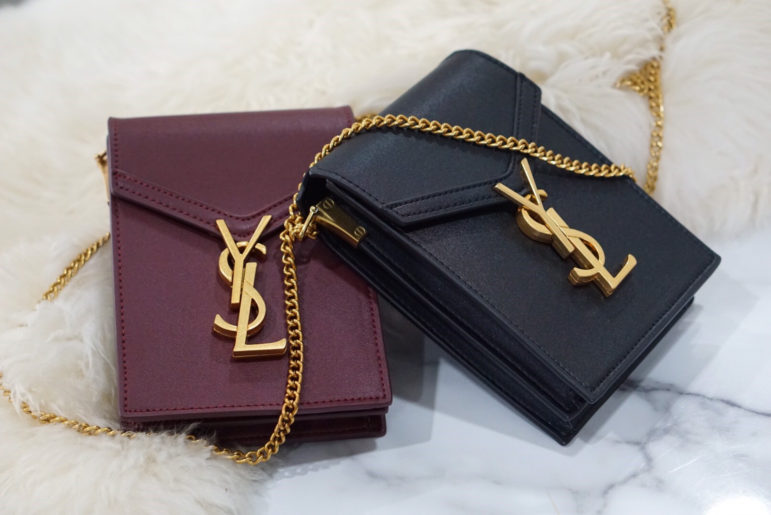VIP 】YSL SAINT LAURENT CRASSANDA MONOGRAM PHONE BAG 5สี พร้อมส่งที่ไทย ที่นี่ที่เดียว กระเป๋าสะพายครอสบอดี้ขนาดกำลังน่ารักเลยย ทรงสูงใส่โทรศัพท์ได้ทุกรุ่น งานหนังเรียบสวย อะไหล่ทองรมควันหรูมากๆ สะพายดึงได้ทั้งสั้น ยาว ช่องด้านในแบ่งช่อง หยิบของสะดวกค่า ไม