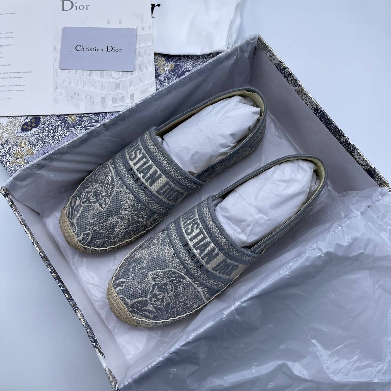 DIOR GRANVILLE ESPADRILLE SS21 Oblique Embroidered Cotton รองเท้าที่เป็นเอกลักษณ์ ที่สุดแห่งความหรูหราที่ใช้งานได้ทุกวัน ตัดเย็บจากผ้าฝ้ายปักลาย ประดับด้วยรายละเอียดสวยงาม งานเกรดออริจินอล 1:1 เหมือนที่สุด มีเลข Code ภาพสินค้าถ่ายจากงานขายจริง ไม่โป๊ะแตกแ