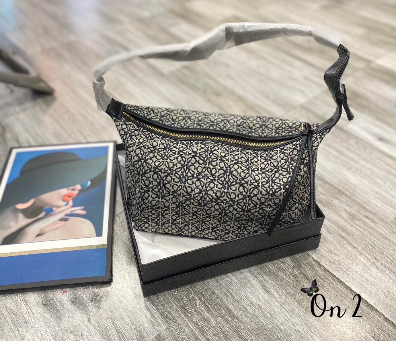 LOEWE Cubi Anagram Small Leather-trimmed Logo-jacquard / LOEWE HANDTASCHE 'CUBI ANAGRAM SMALL' HELLGRÜN คอลเลคชั่นยอดฮิต กับ 4 สีใหม่ล่าสุด กระเป๋าทรงพอช ใบกำลังสวย ดีไซน์ดีเทลน่ารัก