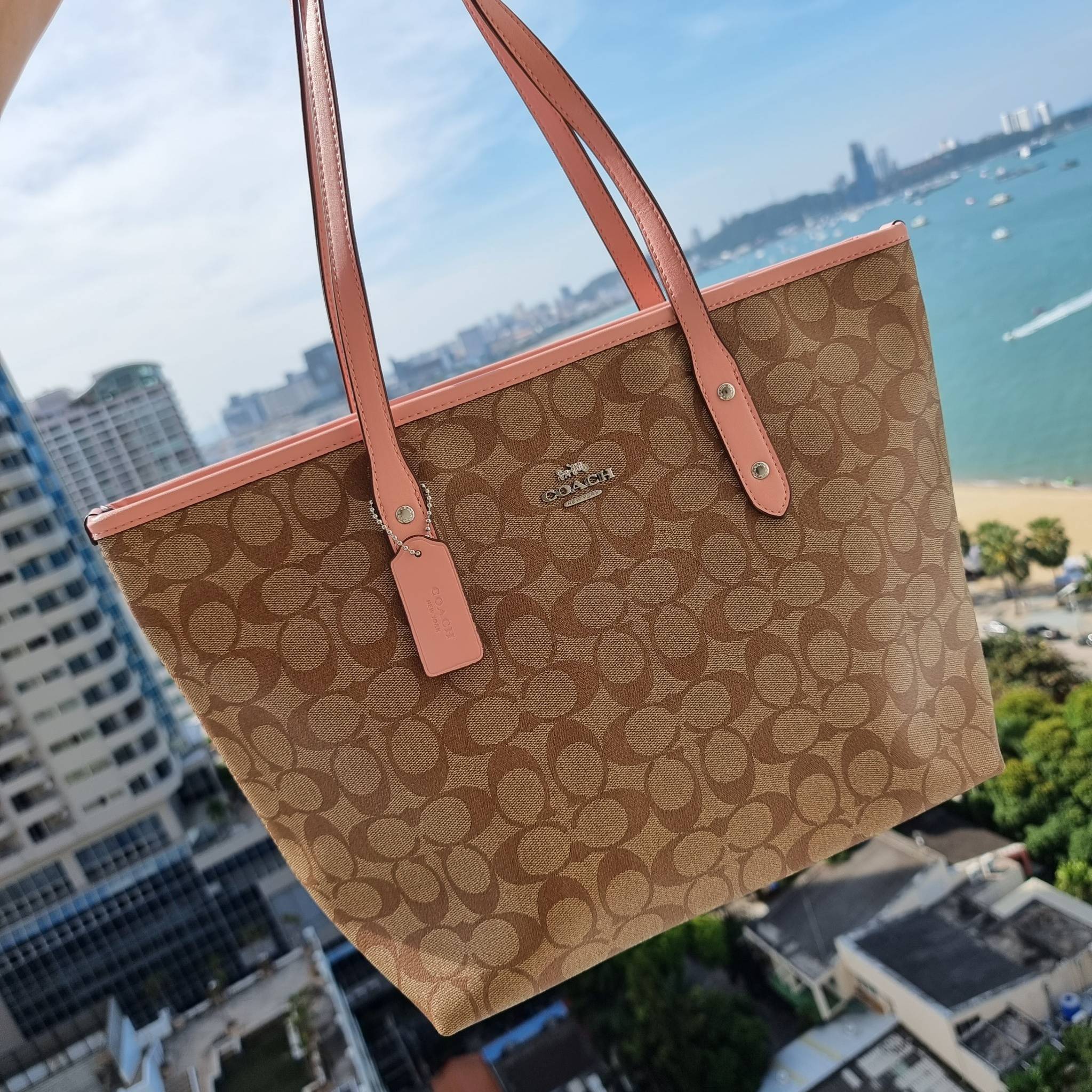 OUTLET 】COACH F58292 CITY ZIP TOTE IN SIGNATURE 16" รุ่นขายดี!! ไซส์ใหญ่ สีสวยมาให้แบบจัดเต็ม!! กระเป๋าถือทรงโท้ทใบใหญ่ สวยน่าใช้ทุกสี สะพายคล้องไหล่ได้เก๋ๆ จุของแน่นๆไปเลยจ้า!! วัสดุหนังแคนวาสคุณภาพ ปากกระเป๋าเปิด-ปิดด้วยซิป กันของหล่นได้ ถือไปไหนก็