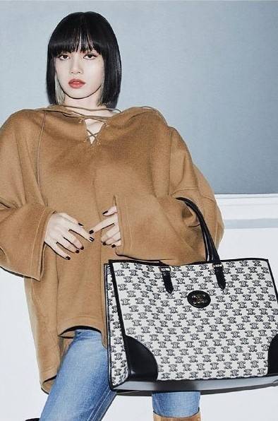 พรีเมี่ยมกิ๊ฟแท้ 100% 】CELINE LARGE TOTE BAG VIP GIFT WITH PURCHASE (GWP) กระเป๋าพรีเมี่ยมกิ๊ฟ Limited จาก CELINE HAUTE PARFUME DUTYFREE COUNTER วัสดุ CANVAS ทรงเหลี่ยมดีไซน์ Casual สวยคลาสสิคสไตล์สาว Lisa ใบใหญ่ใส่สัมภาระได้เยอะจุใจภายในโล่งกว้าง