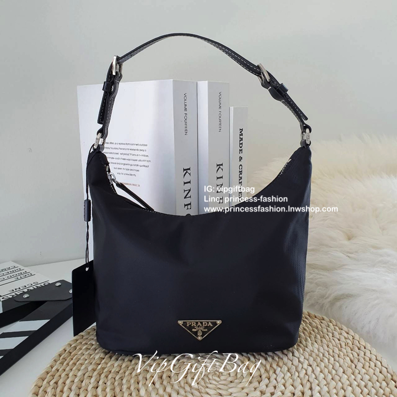 Prada Hand bag" วัสดุทำจากผ้า Nylon อย่างดี สายทำจากหนังถัก แข็งแรงทนทานสามารถปรับได้3ระดับ อะไหล่เงินปั๊มแบรนด์ ด้านหน้ามีโลโก้แบรนด์หรูหรามาก ตัวกระเป๋าเแดปิดด้วยซิป ภายในมีช่องซิปให้1ช่อง บุผ้าลายแบรนด์ทั้งผมด ทีป้ายโลหะโลโก้แบรนด์ ใส่ ipadmini กร
