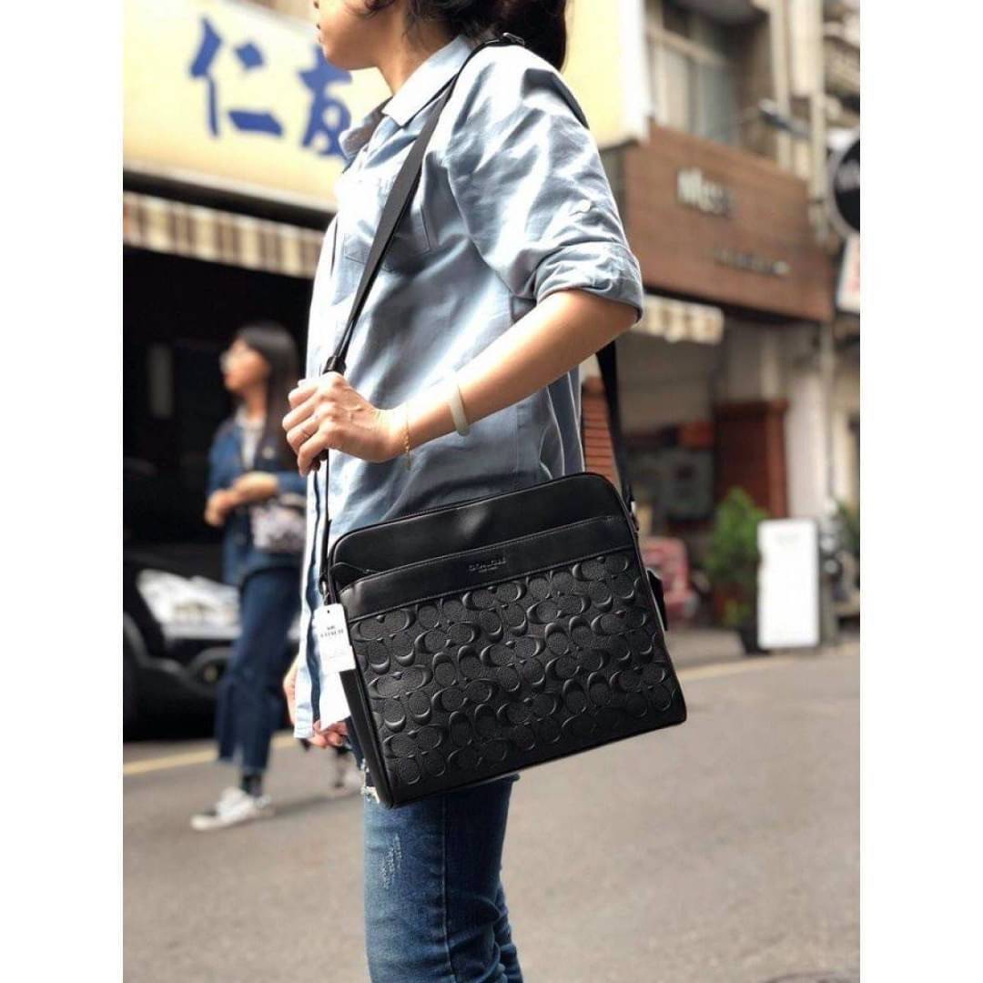 COACH F28455 CHARLES CAMERA BAG IN SIGNATURE LEATHER รุ่นสุดฮิตที่หนุ่มๆเค้ารู้กัน กับกระเป๋าสะพายข้างทรงแมสเซนเจอร์ ที่อัพเลเวลความหรูด้ายลายปั๊มซิกเนเจอร์นูน บนวัสดุหนัง crossgrain ตัดสลับด้วยหนังแท้ สัมผัสดีทั้งใบ มีช่องซิปให้ด้านหน้า และช่องย่อยด้านหล