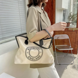 VIP 🥂 Burberry tote bag / BURBERRY FRAGRANCES TOTE BAG กระเป๋าสะพายทรงโท้ทผ้าแคนวาส ตัดขอบหนัง การตัดเย็บเดินด้ายสวยงามเลอร์ค่ามาก ดีไซน์สวย ทรงหรูดูไฮ รุ่นหายาก เป็นอีกหนึ่งรุ่นที่ดาราเซเลป ใช้กันเยอะมาก ประดับกระดุมแบรนด์สีทอง ที่มุมปากกระเป๋าทั