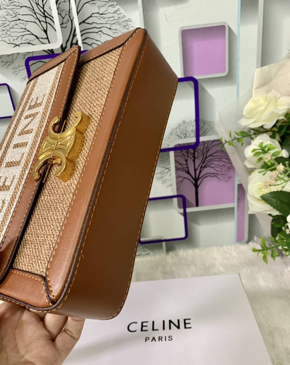 CELINE TRIOMPHE BAG VIP GIFT WITH PURCHASE (GWP) พรีเมี่ยมกิ๊ฟ Limited Edition จาก CELINE PERFUME DUTYFREE COUNTER วัสดุ Textile Canvas & CalfSkin ดีไซน์ทรงสี่เหลี่ยมผืนผ้า อะไหล่ทอง ด้านหน้าปักโลโก้แบรนด์เด่นชัด ด้านหลังมีช่องสำหรับใส่ของอีก 1 ช่อง สายสะ