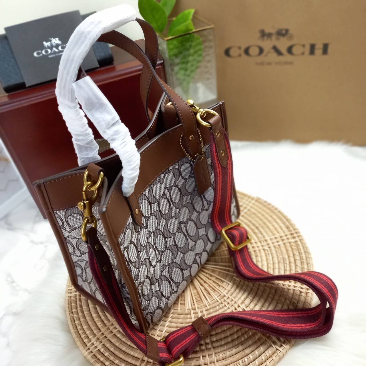 ใบนี้ ช่วยให้ชีวิตง่ายขึ้นเยอะเลย🌈🌺>>COACH FIELD TOTE 22 IN SIGNATURE JACQUARD(COACH C3865) 🍁กระเป๋าถือ สะพาย รุ่น Unisex ใช้ได้ทุกเพศวัย ขนาดเหมาะต่อการใช้งานในแต่ละวันมากๆ //วัสดุ jacquard ลาย signature ตกแต่งดีเทลด้วยหนังแ