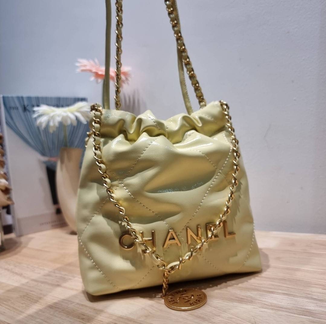 Chanel 22 mini bag / CHANEL 22 MINI HANDBAG พร้อมส่ง 4 สี กระเป๋าสะพาย ดีไซน์เรียบหรู โดดเด่นจากสายสะพายโซ่สีทอง และเหรียญโลโก้ ใช้ได้ง่ายๆไปเลยทุกโอกาส