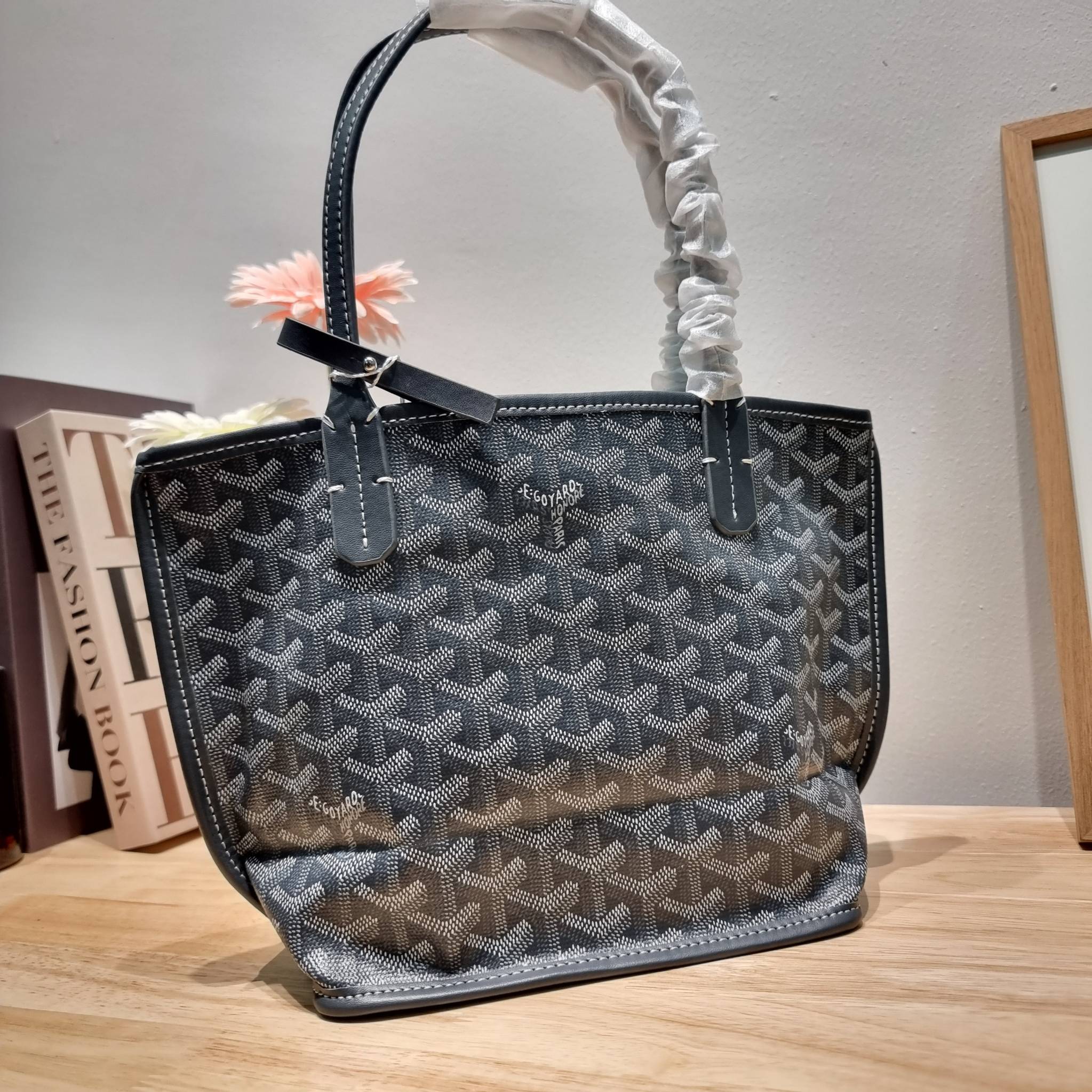 GOYARD MINI ANJOU REVERSIBLE TOTE ฮอตไอเท็ม กับกระเป๋าสะพายทรงโท้ท ไซส์มินิ กะทัดรัดมาก มาครบสีขายดี เลิศทุกสี รูปทรงคลาสสิค ดีไซน์เป็นเอกลักษณ์ ใช้งานได้หลากหลาย สามารถกลับด้านใช้ได้แบบไม่มีเบื่อ