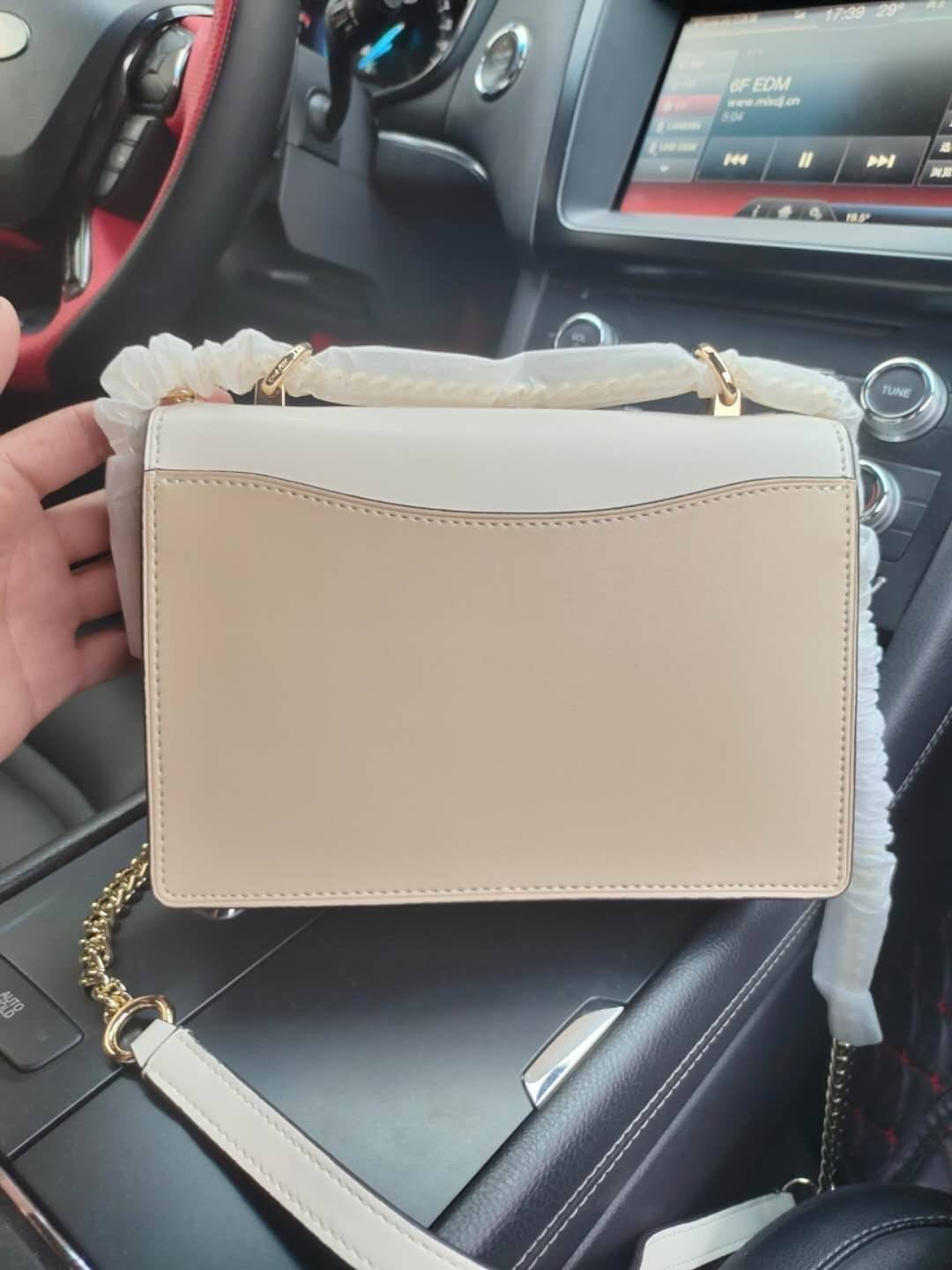 พร้อมส่งถึง8สี ห้ามพลาดค่ะ! COACH KLARE CROSSBODY BAG ((91019//91174//90400//1424//90635)) พร้อมส่งที่ไทย กระเป๋าสะพายครอสบอดี้ร์หรือสามารถทบเป็นสายคู่คล้องไหล่ได้ด้วยค่ะ หนังแท้ แต่ละสีทำลายหนังได้สวยงามแตกต่างกันออกไปนะคะ ✔️ห้อยด้วยป้ายแบรนด์แบบโ