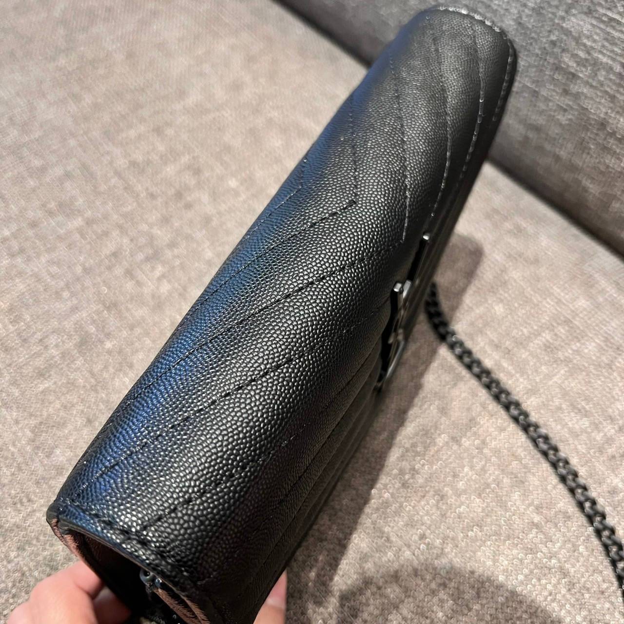 ไม่เคยผิดหวังจริงๆ!! กับรุ่นที่สาวๆรู้กัน Yves Saint laurent clutch bag with chain กระเป๋าสะพายทรง woc สุดฮอต ดีไซน์เรียบหรู โดดเด่นด้วยโลโก้ด้านหน้า เพิ่มดีเทลความผู้ดี วัสดุหนัง pepble ทนทาน ใช้งานง่ายเพียงแค่เปิด-ปิดด้วยกระดุมแม่เหล็ก ภายในแบ่งสัดส่วนไ