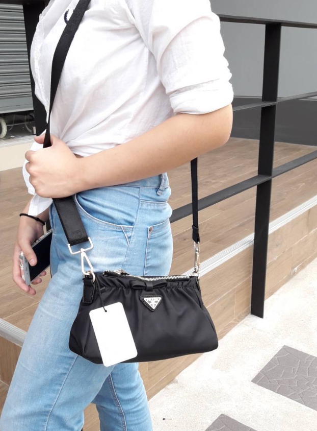 New arrival! **งานไซส์น่ารัก จากงานพรีเมี่ยมกิ้ฟ เคาเตอร์ต่างประเทศ Prada มีมาให้จับจองคะ รุ่นยอดฮิตที่สาวๆตามหากัน ภายนอกจับจีบปากกระเป๋า ดีมาก วัสดุผ้าNyonกันน้ำ เปิด/ปิดด้วยซิป สามารถคล้องมือเกร๋ๆ หรือจะถือเป็นครัชก็ไฮโซไปอี้ก ภายในเย็บติดป้ายหนังแบรนด