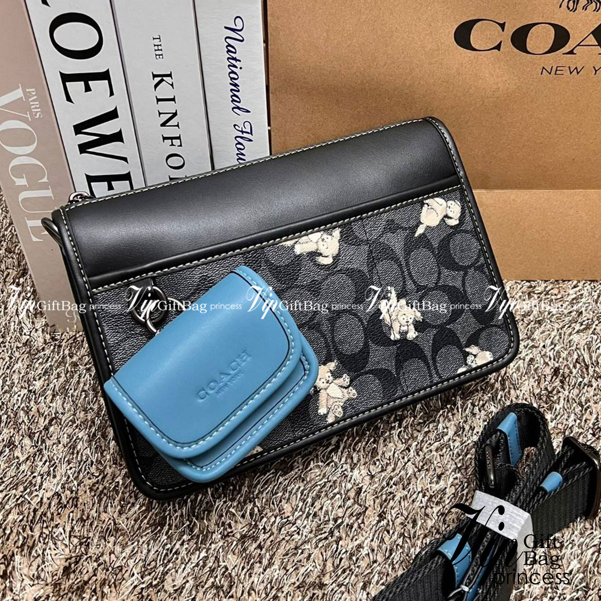 Coach Heritage Convertible Crossbody In Signature Canvas With Creature Print ((cc131)) 🐶 น่ารักขนาดนี้ ห้ามใจไม่ไหวเลยจ้า พร้อมส่ง! ยังไม่เข้าไทย ใหม่ก่อนใครค่ะ! หญิงก็ได้ชายก็ดี สำหรับรุ่นนี้ หนังแท้นิ่ม((หนังไม่แข็งทื่อๆ)) 🌟ทั้งใบปริ้นลา