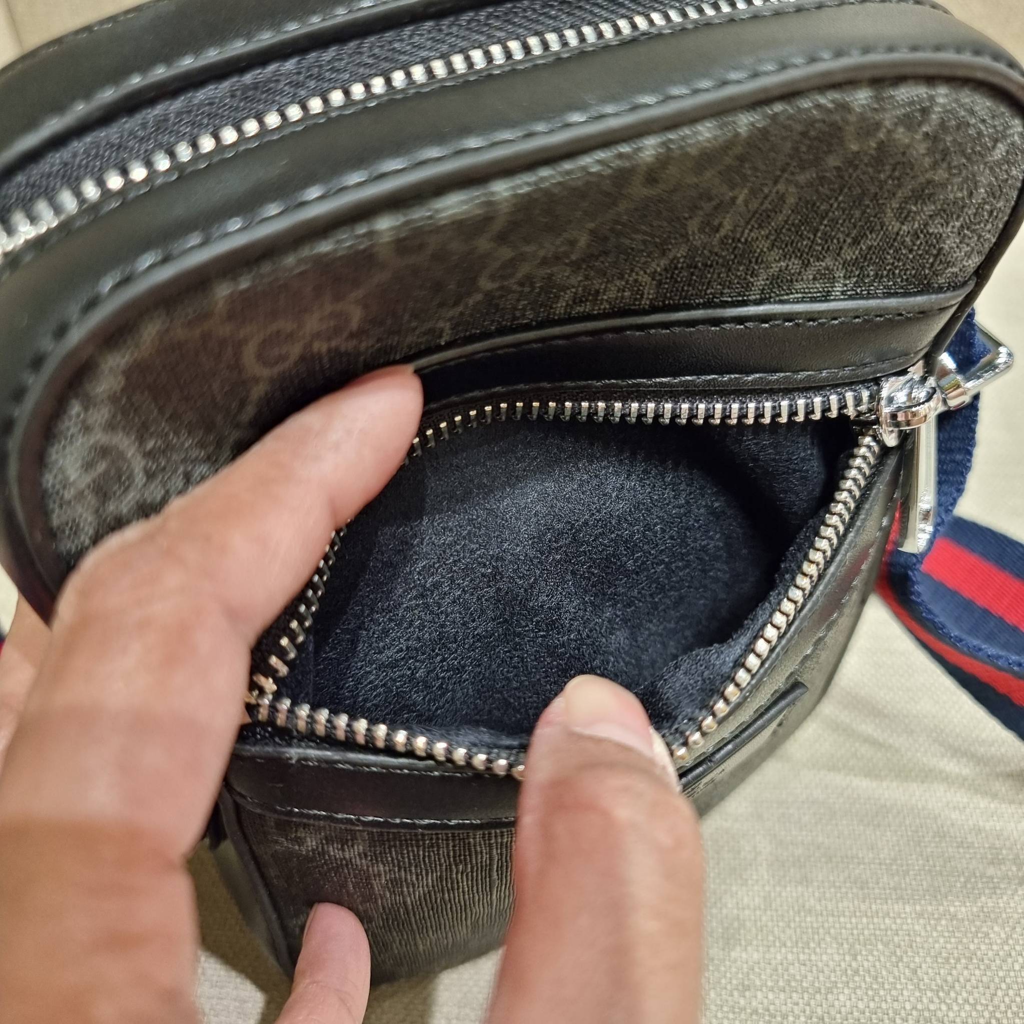 VIP 】GC VIP MINI MESSENGER CROSSBODY BAG กระเป๋าสะพายข้างพรีเมี่ยมลุคสปอร์ต เรียบแต่แอบหรู ไซส์มินิ น่าใช้!! วัสดุหนังแคนวาส ไม่ต้องห่วงเรื่องความทนทาน ✔️ ตกแต่งสายคาดหรู เท่ ดีไซน์สีตามสัญลักษณ์แบรนด์ เข้ากันมากๆ!! เปิด-ปิดด้วยซิป ด้านหน้ามีช่องซิ