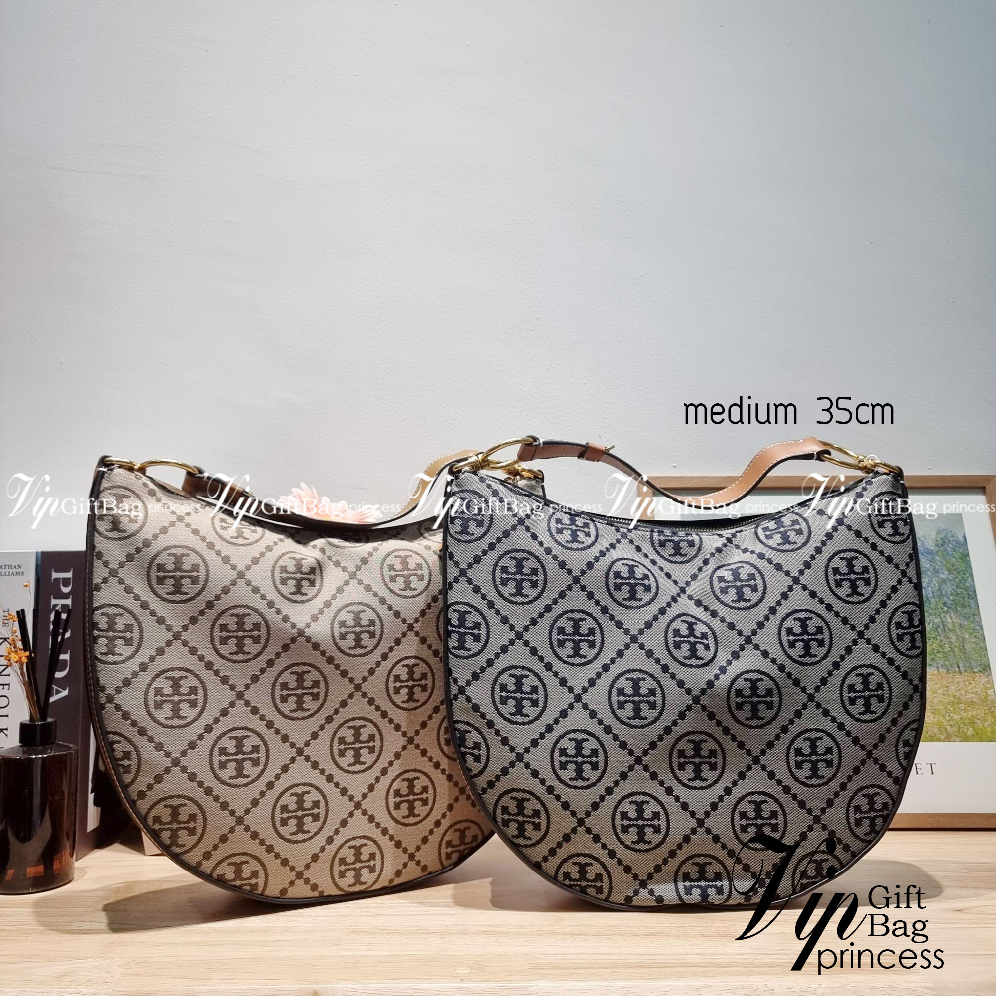 ใบใหญ่ 35cm Tory Burch T Monogram Medium Crescent Bag / TORY BURCH T MONOGRAM JACQUARD CRESCENT BAG ไซส์ใหญ่กับไอเท็มสุดร้อนแรง เซเลปรีวิวเยอะมาก!! สาวๆตามหากันไปอีก กระเป๋าทรง half moon ที่ดีไซน์บนผ้า jacquard ลวดลายซิกเนเจอร์ เรียบหรู ผู้ดีมากแม่!