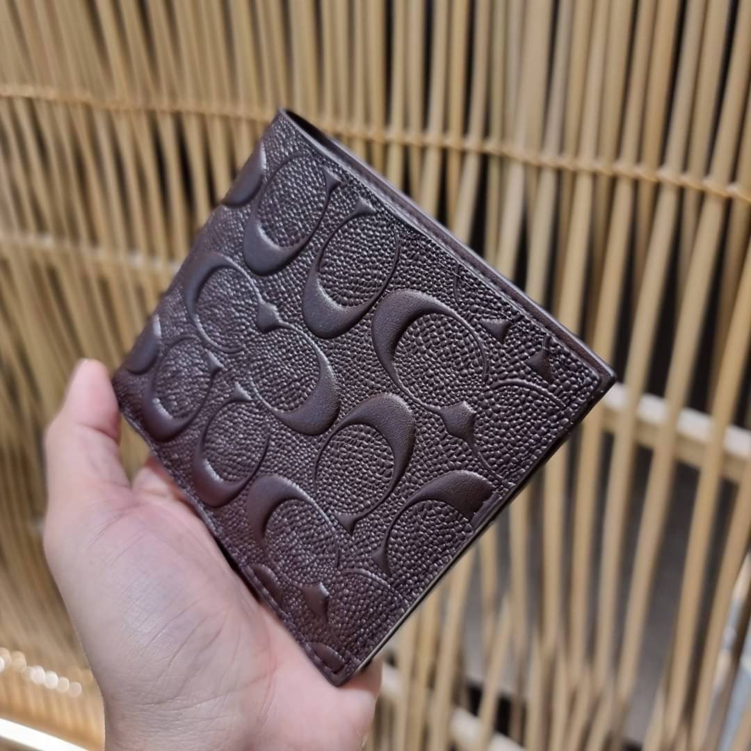 COACH 75371 COMPACT ID WALLET IN SIGNATURE CROSSGRAIN LEATHER กระเป๋าสตางค์ผู้ชาย ลาย c นูนเต็มใบ หนัง crossgrain อีกรุ่นที่ยอดขายไม่เคยตก 🤑🤑 ใบจริงดูผู้ดี ดูแพง!! ภายในมีช่องใส่บัตรได้เยอะ ใส่ธนบัตรได้ทุกใบ ซื้อให้คุณหนุ่มๆรับรองประทับใจไ