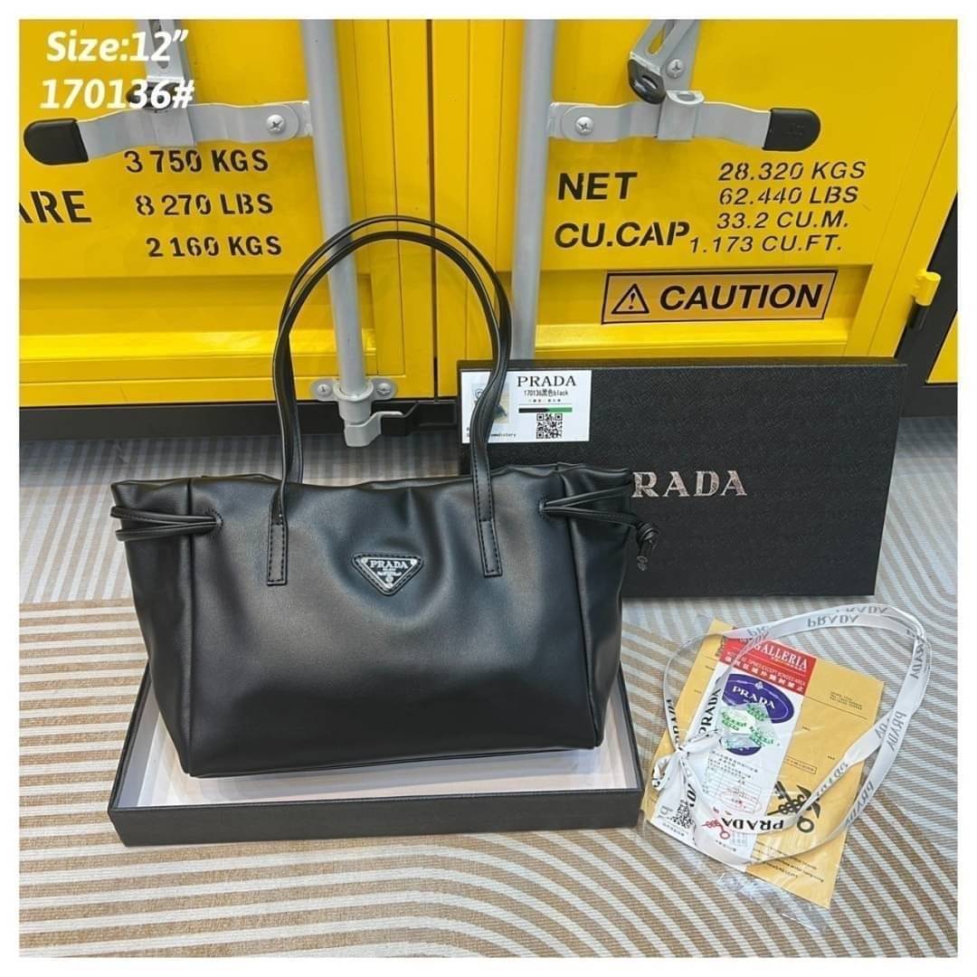 PRADA medium leather handbag กระเป๋าสะพายไหล่ดีไซน์สวยใช้งานง่าย สะเทือนวงการแฟชั่นแบบสุด! สาวๆหนุ่มๆติดแกลมต้องไม่พลาด สวยดูแพง
