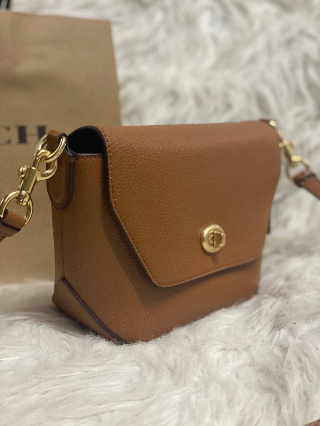 คอลเลคชั่นใหม่ ทั้งสวยทั้งคุณภาพค่ะ😘 COACH KARLEE CROSSBODY BAG 💐พร้อมส่ง ได้ไปไม่ผิดหวังแน่นอนค่ะ! สวยๆแบบคนดังระดับโลกกันค่าา กระเป๋าสะพายแบบครอสบอดี้ร์ หนังแท้นิ่มสวยงามมากๆค่ะ รูปทรงน่ารักกระทัดรัด เปิดปิดกระเป๋าแบบหมุนล็อค ภายในสามารถ