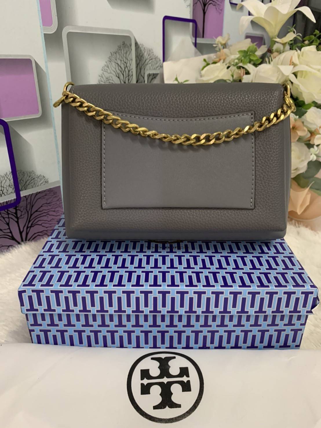 TORY BURCH KIRA MIXED-MATERIALS TOP-HANDLE SATCHEL กระเป๋าสะพายข้าง วัสดุหนังแกะสังเคราะห์ อะไหล่ทอง ด้านหน้าประดับโลโก้แบรนด์ ตกแต่งสายโซ่ห้อยสีทอง (สามารถถอดออกได้) เปิด-ปิดด้วยตัวล็อคหมุน ภายในโล่งกว้าง ซับในบุผ้าลายแบรนด์ แบ่งออกเป็น 3 ช่องใหญ่ พร้อมช