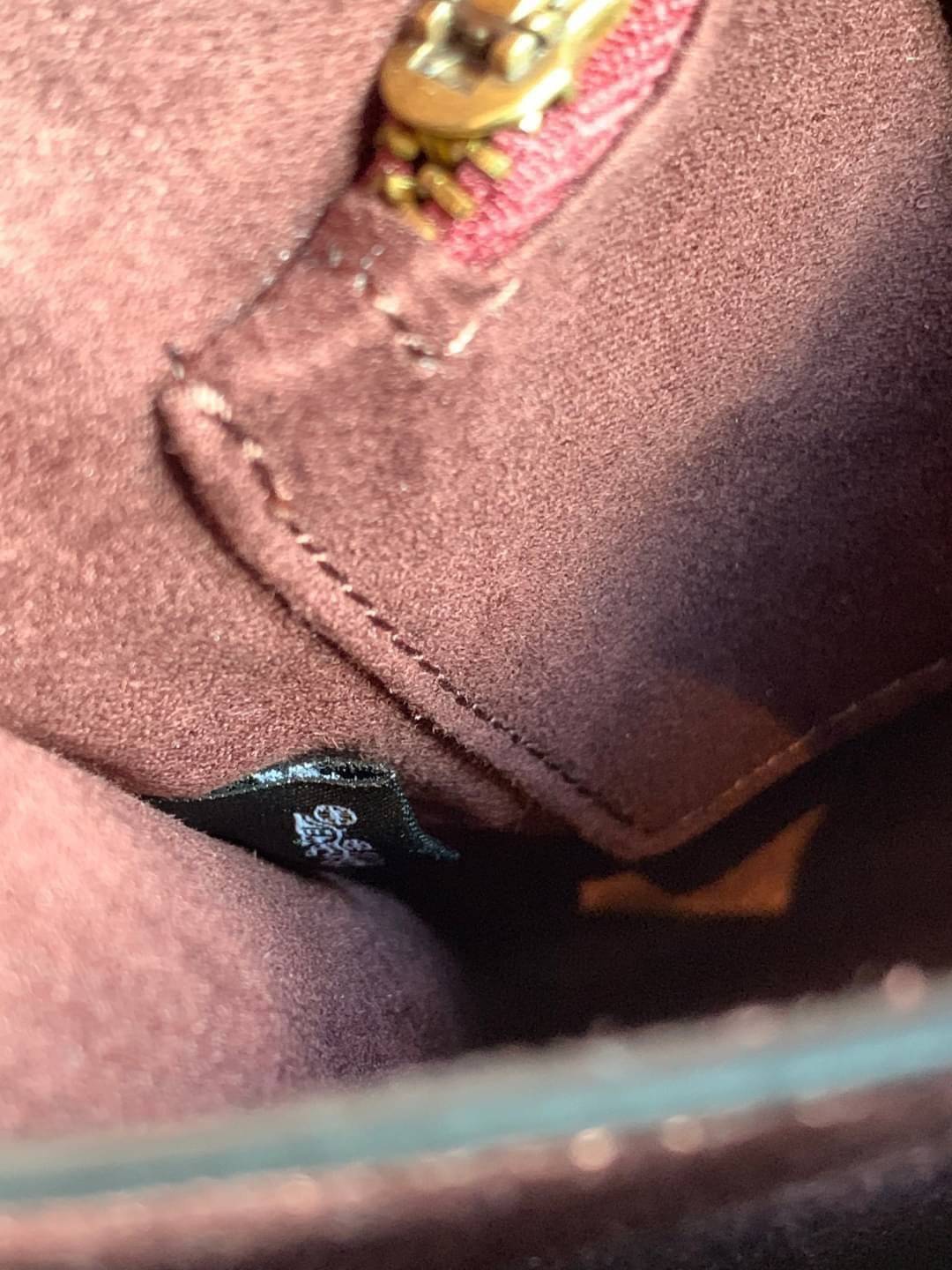 COACH TABBY TOP HANDLE 20 พร้อมส่งที่ไทยค่ะ! กระเป๋าหิ้ว//สะพายข้างได้ หนังแท้อย่างดี กหนึ่งใบทำหนังสองลายได้อย่างสวยงาม พร้อมโลโก้รุ่นใหม่ล่าสุดดูดีมากๆค่ะ เปิดปิดกระเป๋าแบบกดล็อค ภายในมีช่องหลักสองช่อง ใส่มือถือได้ทุกรุ่น;กระเป๋าเงินใบกลางได้;ของจำเป็นจ