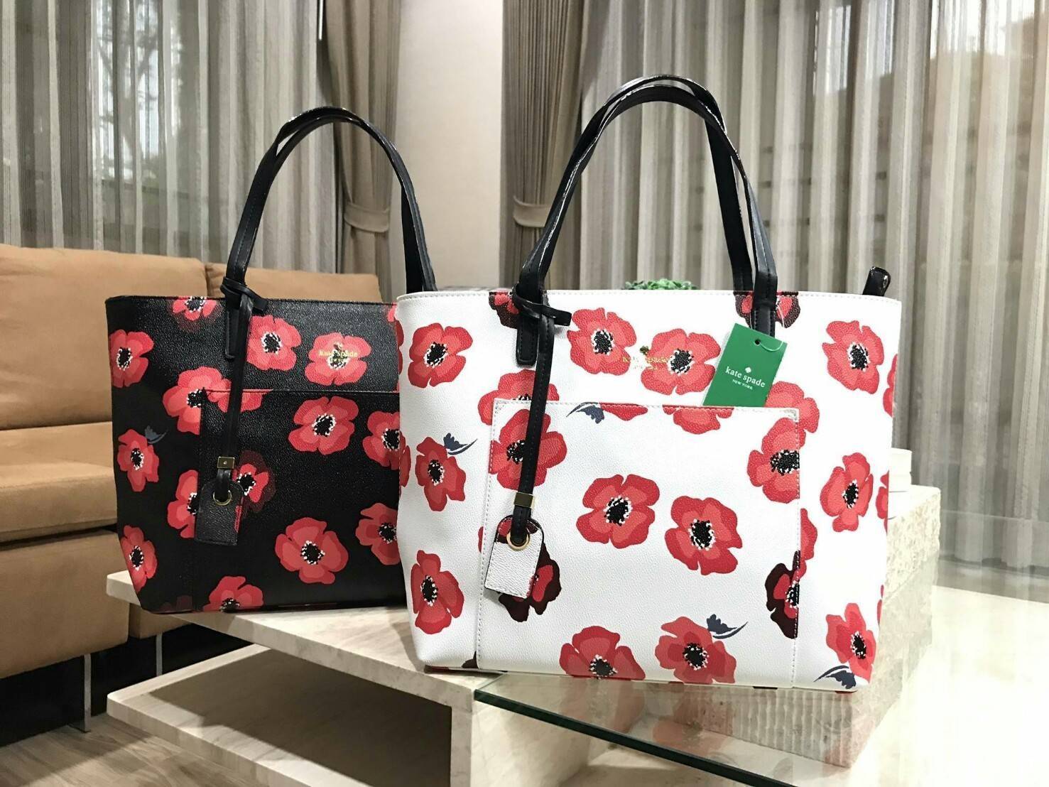 SPADE New York Hyde Lane Poppies Riley Rose Tote Bag กระเป๋าสะพายทรง Tote Bag หนังสวยอยู่ทรงคอลเลคชั่นดอก Poppies ห้อย TAG ที่หูกระเป๋าด้านหน้าประดับโลโก้ มีช่องหน้าใส่ของได้ ภายในมีช่องซิปและช่องใส่มือถือ กว้างและจุ ตัวจริงสวยน่าใช้ สาวๆ ห้ามพลาดค่ะ!