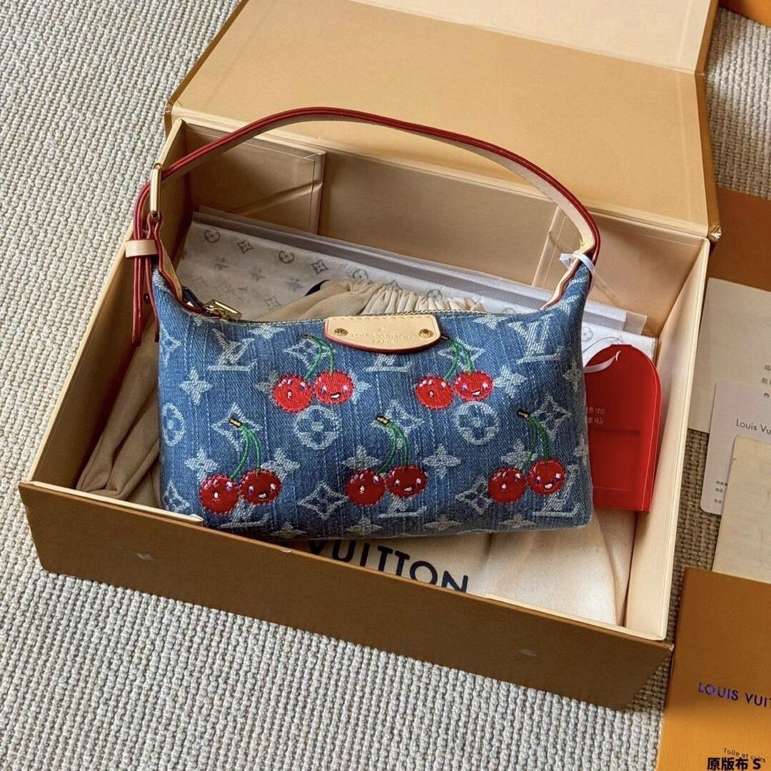 LV Hills Pochette Monogram cherry denim 20cm กระเป๋าถือดีไซน์สวยอัพลุคไฮน์ ถือหรือคล้องไหล่ได้สวยและโดดเด่นมีชีวิตชีวา ด้วยเดนิมวินเทจปักลายเชอร์รี่สีสันสดใสสะดุดตาสะท้อนสไตล์ไอคอนิก