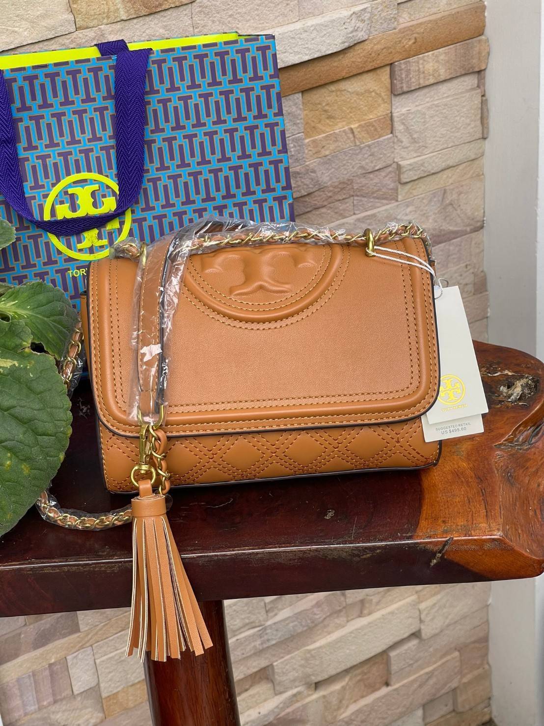 TORY BURCH Fleming Convertible Shoulder Bag ดีไซน์น่ารัก ดูแพงไม่เป็นรองใคร ใช้ได้ทั้งทั่วไปและออกงาน สาว ๆ คนไหนที่กำลังมองหากระเป๋าสะพายไหล่น่ารัก ๆ สักใบที่มีดีไซน์โดดเด่น สะดุดตาล่ะก็ไม่ควรพลาดกับ Collection นี้เลยค่ะ เพราะ Fleming นั้นเป็นรุ่นที่เรีย