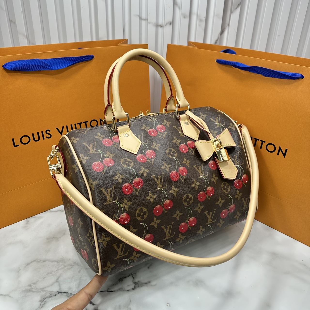 ORI หนังแท้ | LV x TM Bolsa Speedy Soft 30 Monogram cherry ช่วงนี้หน้าเชอรรี่ 🍒 กำลังออก 3 สีสุดฮอตเลือกช็อปได้เลยค่า กระเป๋าสะพายทรงหมอนใบใหญ่ ดีไซน์ใหม่มีชีวิตชีวา แสนสดใสด้วยโมโนแกรมแต่งดีเทลลายเชอร์รี่โดดเด่นสะท้อนความงามเปี่ยมสีสันอันเป็นเอกล