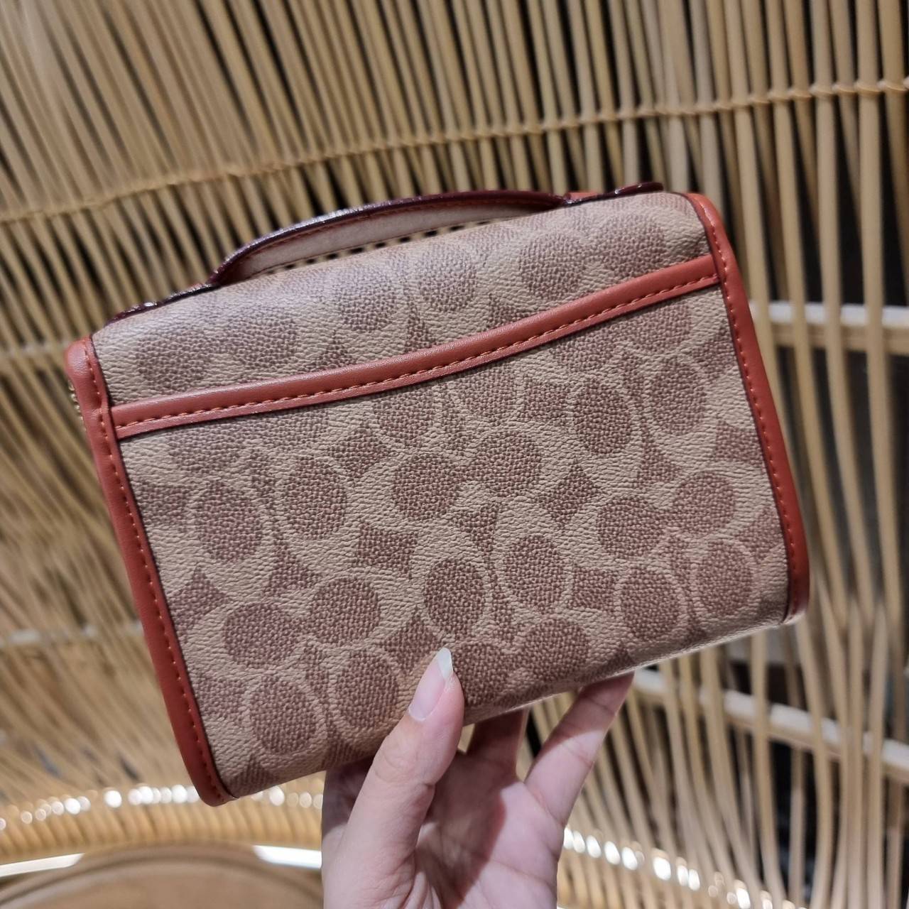 COACH C4204 KIP TURNLOCK CROSSBODY IN SIGNATURE CANVAS คอลเลคชั่นใหม่ สาวกงานดีไซน์สีสนิมต้องปลื้ม!! กับกระเป๋าสะพายข้าง ขนาดพกพาง่าย ใช้งานสะดวกมากๆ วัสดุหนังแคนวาสเคลือบลาย ตัดขอบด้วยหนังแท้ เปิด-ปิดด้วยตัวบิดล็อคแน่นหนา ภายในเป็นช่องโล่ง มีช่องใส่บัตร 