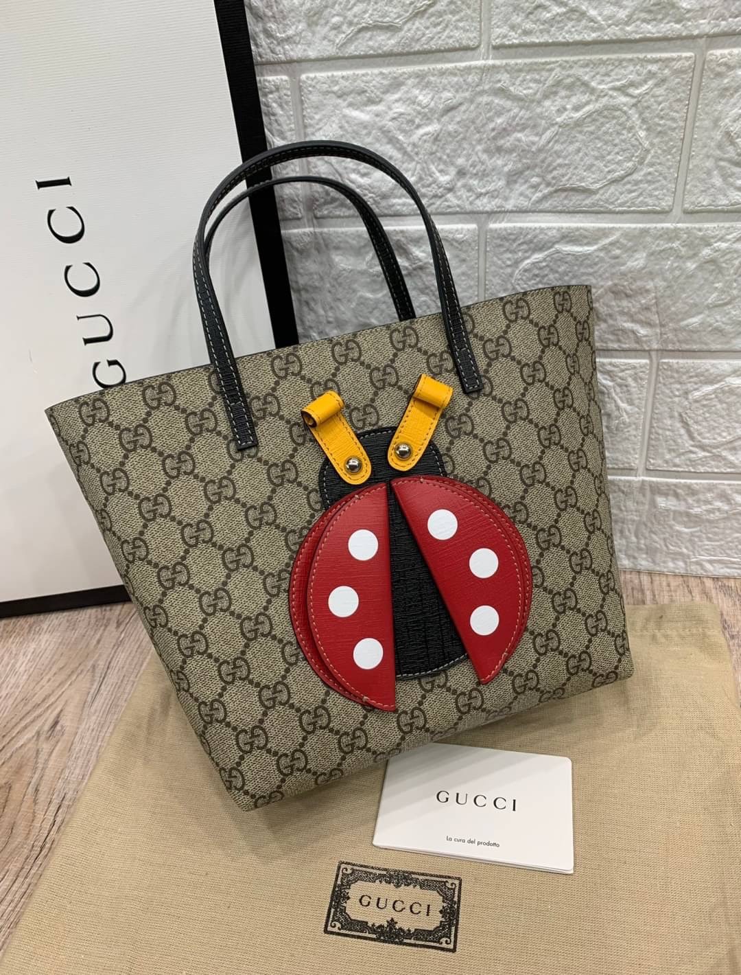 รวมแบบ GUCCI Children's tote bag / Gucci kid tote / Gucci bag พร้อมส่งสต๊อกแน่น กับกระเป๋าโท้ทคิดท์ ไซส์น่ารักน่าใช้ ฮอตไม่หยุด เด็ดทุกดีไซน์ มีลายเข้าใหม่มากกว่าในรูปนะคะ **สินค้าเกรดออริจินอล 1:1 สลับแท้ งานสวยตามรูป ภาพถ่ายจากงานขายจริง ใช้งานต่าง