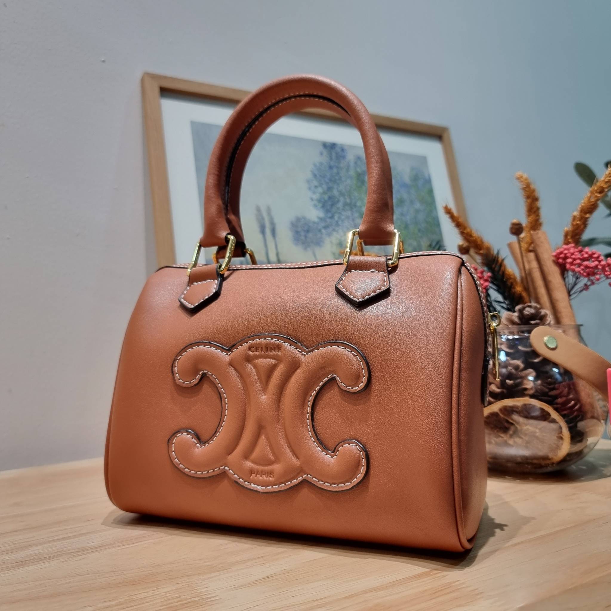 CELINE SMALL BOSTON CUIR TRIOMPHE IN SMOOTH LEATHER ฮิตมากกับสุดยอดความคลาสสิค ในรูปทรงสวย กับกระเป๋าสะพายทรงหมอน กะทัดรัด ขนาดกำลังดี ใช้งานสะดวก วัสดุหนังผิวเรียบ สวยคม