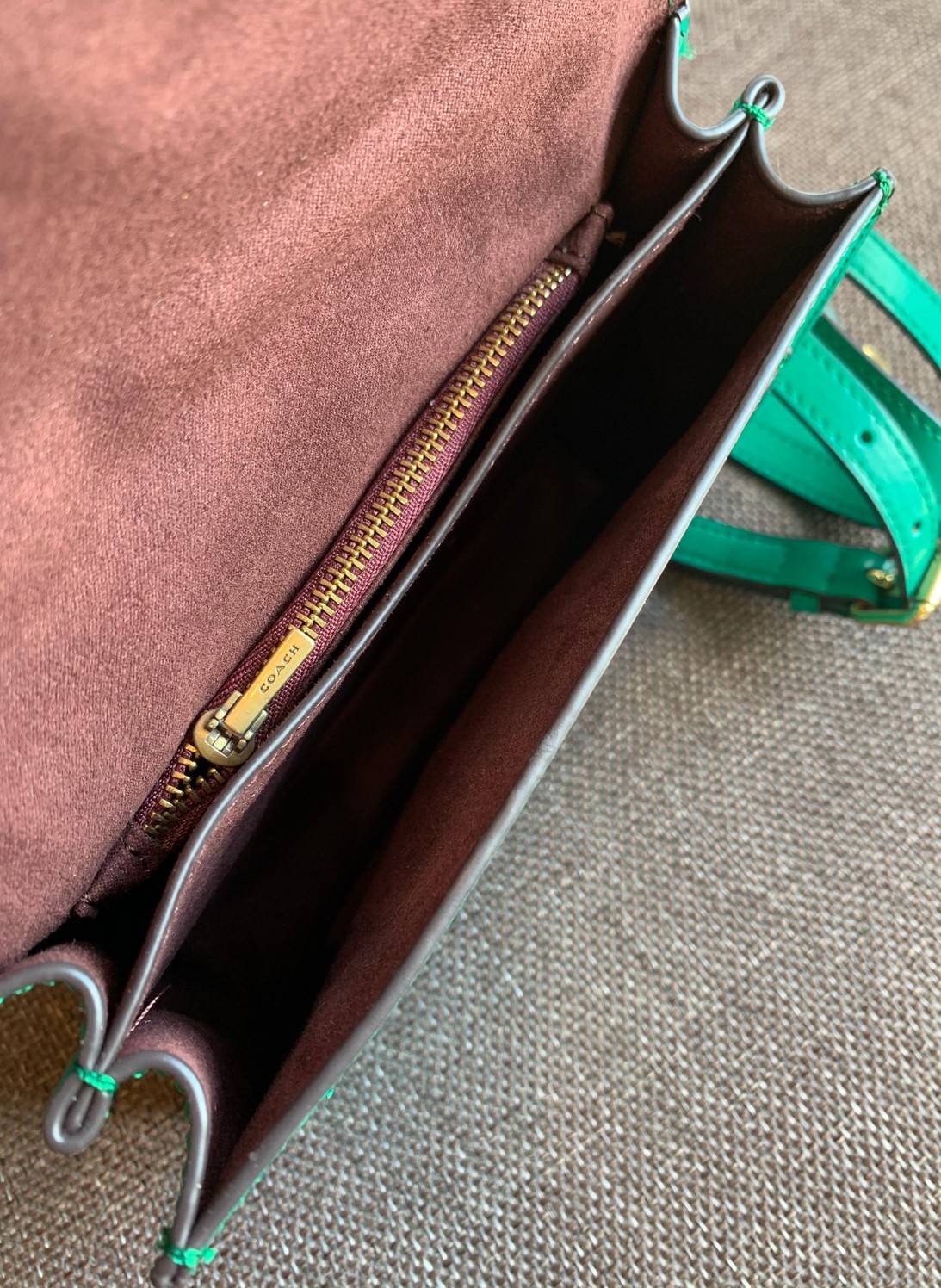 COACH TABBY TOP HANDLE 20 พร้อมส่งที่ไทยค่ะ! กระเป๋าหิ้ว//สะพายข้างได้ หนังแท้อย่างดี กหนึ่งใบทำหนังสองลายได้อย่างสวยงาม พร้อมโลโก้รุ่นใหม่ล่าสุดดูดีมากๆค่ะ เปิดปิดกระเป๋าแบบกดล็อค ภายในมีช่องหลักสองช่อง ใส่มือถือได้ทุกรุ่น;กระเป๋าเงินใบกลางได้;ของจำเป็นจ