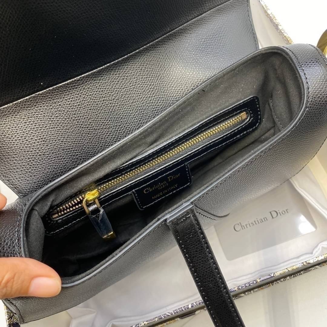 หนังแท้ DIOR SADDLE BAG with strap กระเป๋ารุ่นยอดนิยมตามแบบฉบับแบรนด์ งานออริหนังแท้ทั้งใบ ใช้งานได้ 2 แบบ สะพายยาว CROSSBODY และสายสั้นถือได้เก๋ๆ ลุคนี้คูลสุดๆ เลยค่าา ภาพถ่ายจากสินค้าจริง! สวยมาก พร้อมส่งที่ไทยราคาสุดคุ้ม สาวๆ ห้ามพลาดค่ะ!
