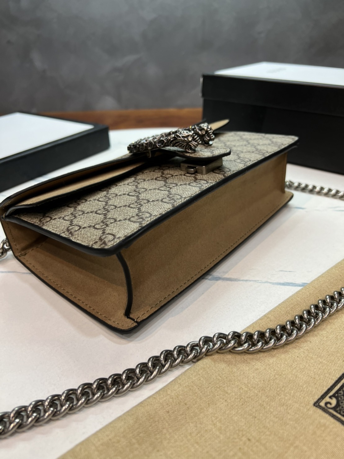 25CM หนังแท้ GUCCI Dionysus GG Supreme mini bag ฮอตไอเท็ม รุ่นนี้ขายดีขายหมด สวยหรู คุณหนู ผู้ดีมาก!! นานๆ มาจะมาน้าา รุ่นหายากค่ะ กระเป๋าสะพายข้าง ดีไซน์อยู่ทรง ขนาดกำลังสะดวกใช้สำหรับสาว วัสดุหนังแท้เต็มใบ ภายในแบ่งสัดส่วนได้เป็นอย่างดี งานจริงดีงาม สาว