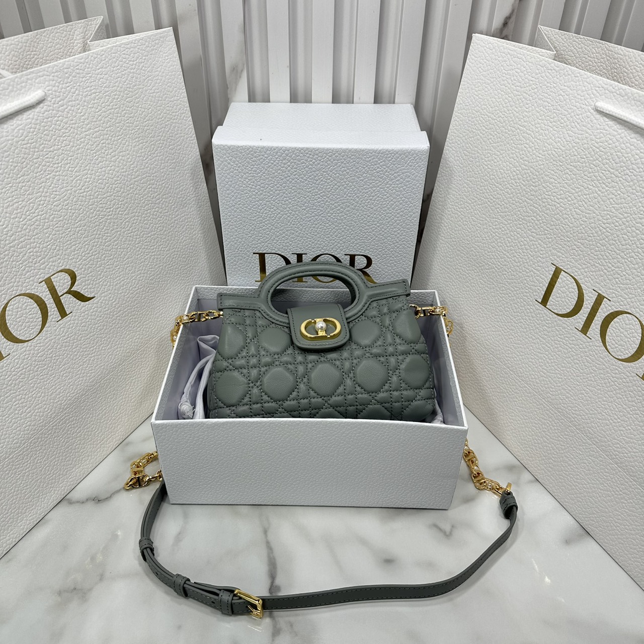 ORI หนังแท้ | Dior Jolie Top Handle Mini Bag กระเป๋าสะพายโจลี่ไซส์มินิหูจับในตัว ดีไซน์หรูหรา โดดเด่นด้วยฝาพับโลหะสีทอง ประดับมุกเรซินสีขาว มาพร้อมสายโซ่มีหนังรองบ่า สะพายไหล่หรือสะพายข้างได้ ทั้งกลางวันและกลางคืน