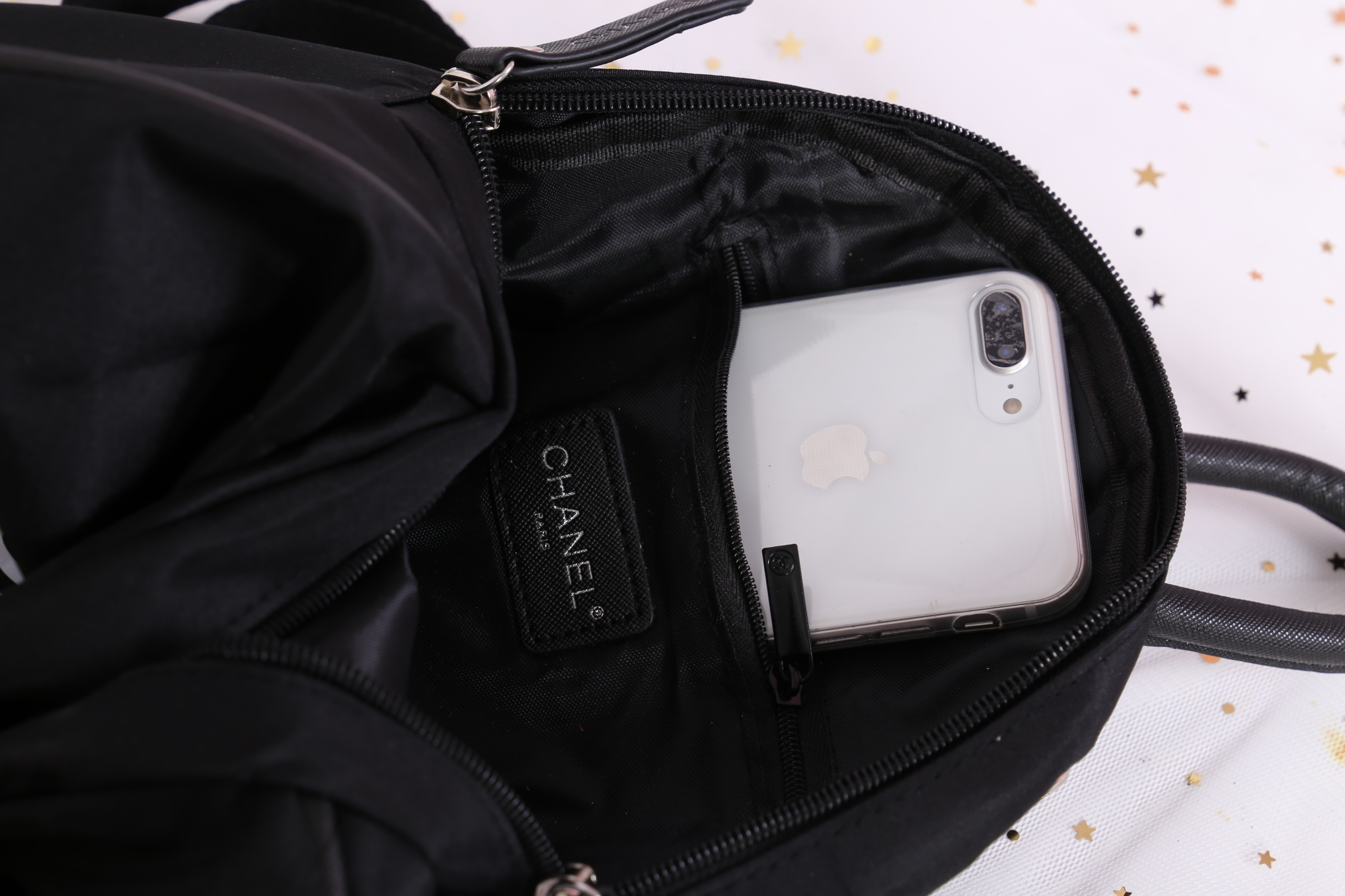 Chanel VIP Gift Rue Cambon Backpack สินค้าเป็นของแท้ 100% ใหม่จากเค้าเตอร์เครื่องสำอาง/น้ำหอมแบรนด์ กระเป๋าเป้ของแท้จาก Chanel VIP Gift Bag วัสดุไนล่อน หัวซิปทำจากหนังปั้มชื่อแบรนด์ ด้านในเป็นช่องกว้าง และมีช่องซิปเล็ก ตัวสายสะพายด้านหลังเลื่อนปรับได้ค่ะ