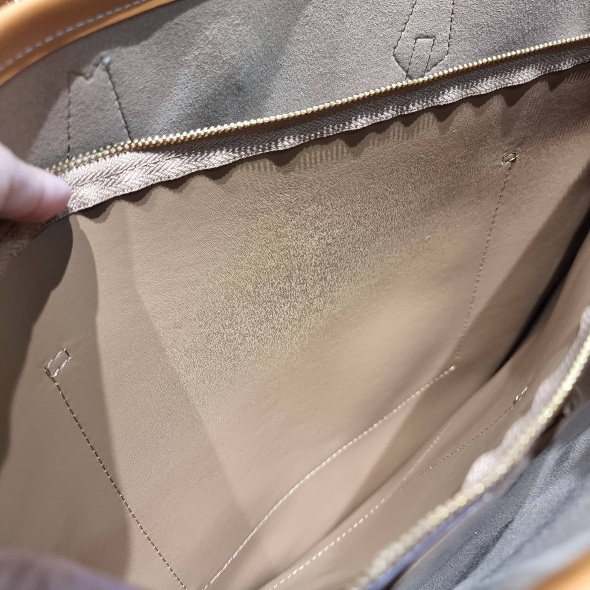 TORY TOTE BAG / TORY BURCH PERRY EMBROIDERED T MONOGRAM TRIPLE-COMPARTMENT TOTE BAG ใหม่ล่าสุด กับกระเป๋าทรงโท้ทใบใหญ่ ลวดลายโมโนแกรมสุดคลาสสิคที่ถูกดีไซน์รังสรรค์ด้วยงานปักสุดชิค น่าใช้ใจฟูแค่แรกเห็น ดีเทลดีงาม