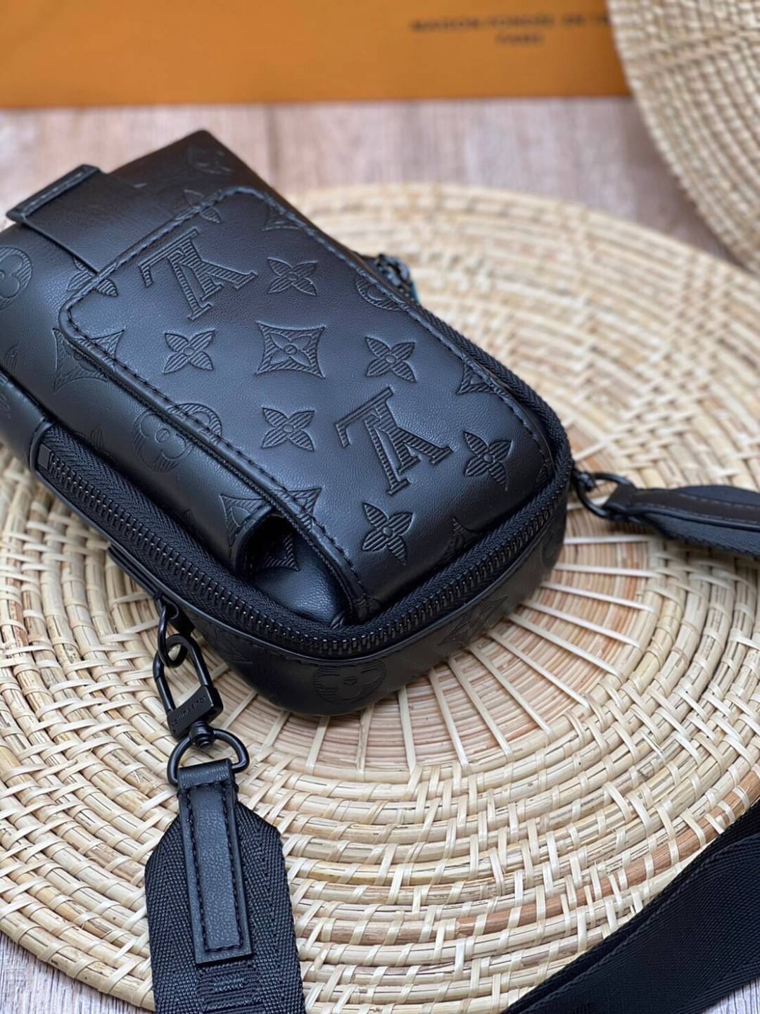 LV Double Phone Pouch NM / LV Phone bag Black Monogram Shadow Cowhide leather trim เกรดออริจินอล ใช้ได้ทั้งผู้หญิงผู้ชาย พร้อมส่งที่ไทย ภาพสินค้าถ่ายจากงานขายจริง ใช้งานต่างประเทศได้