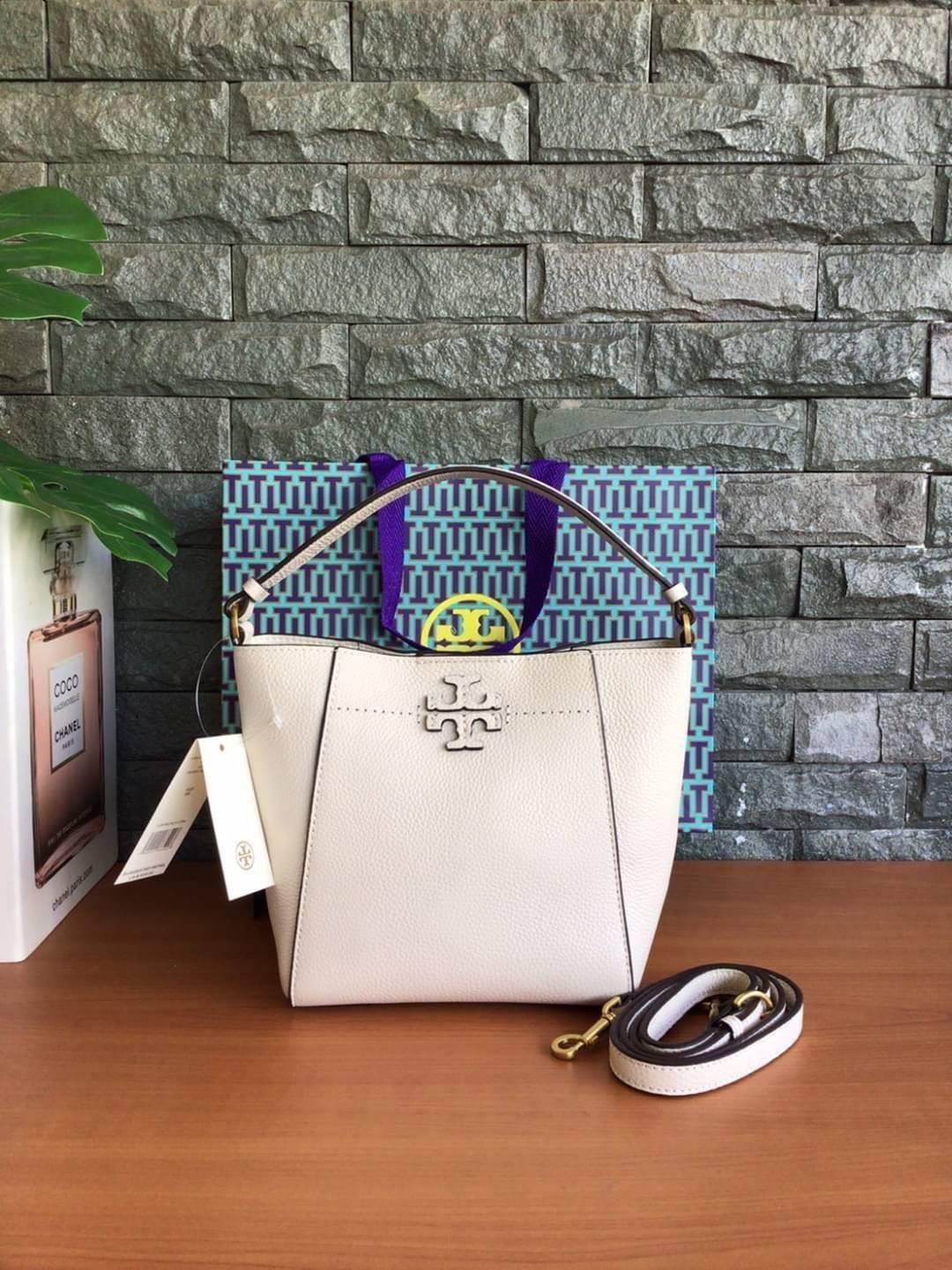 คอลเลคชั่นขายดี มากี่รอบๆ ก็หมดไวทุกรอบ!! TORY BURCH MCGRAW MINI BUCKET BAG กระเป๋าสะพาย และ ถือ คล้องแขน ทรงถัง สะพายได้ 2 ทรง ผลิตจากหนังแท้ หนังลูกวัว หนังนุ่ม หนังหอม น้ำหนักเบามากกก!! หนังลื่น นิ่มสวยมากๆ!! ด้านหน้าประดับโลโก้แบรนด์ ภายในโล่งกว้าง มี