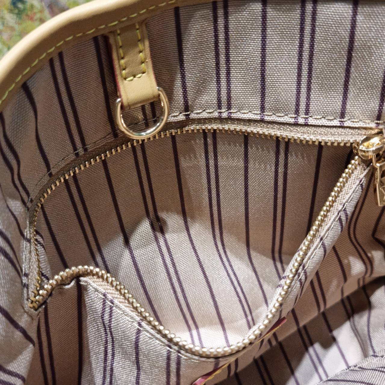 LV delightful newer bag กระเป๋าทรงโท้ทสุดปัง รุ่นขายดี ที่มาในไซส์ใหม่ สะดวกพกพามากๆ สายสะพายมีมาให้ 2 แบบ คล้องไหล่ และสายสะพายข้าง