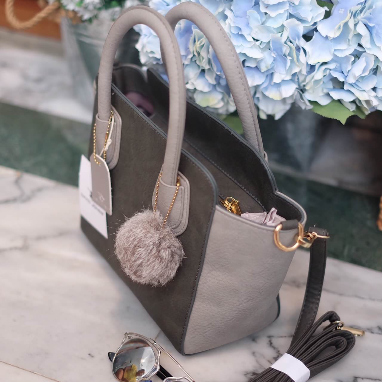 งานแท้ชนช้อป รุ่นใหม่ สีใหม่ D.grey จากแบรนด์ DAVID JONES หนังกลับ สวยมาก แถมทรงเก๋มากๆค่า ตัวกระเป๋าขนาดกะทัดรัด น้ำหนักเบา จุของคุ้มมากๆ คะ สีกระเป๋า เข้ากับชุดง่ายมากคะ มีปอมๆ เข้า set กับกระเป๋าด้วยนะคะ ใบนี้ แนะนำเลยค่าสวยเลอค่า